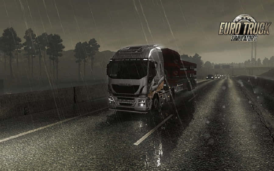 Simulation Games 桌布 壁紙 — 一輛銀色卡車拖著紅色拖車在傾盆大雨中行駛在潮濕的高速公路上，兩旁樹木林立，天空陰沉。