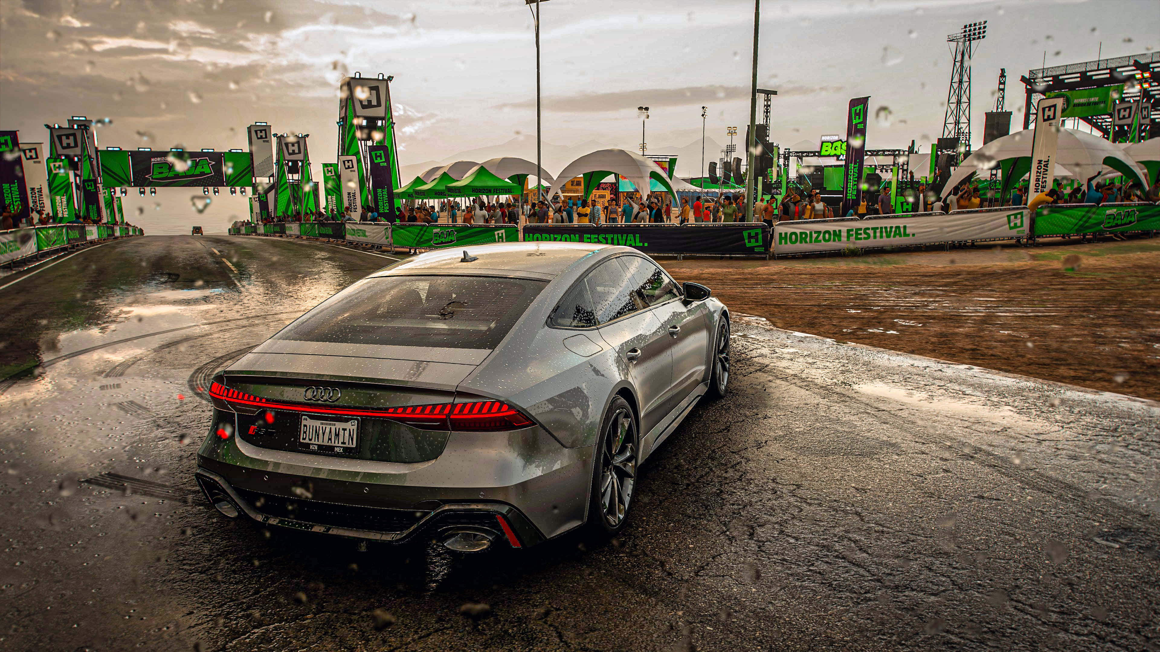 Forza Horizon 5 4K 桌布 壁紙 — 一輛銀色奧迪房車在Horizon Festival的潮濕賽道上飄移，觀眾在多雲的天空下觀看。
