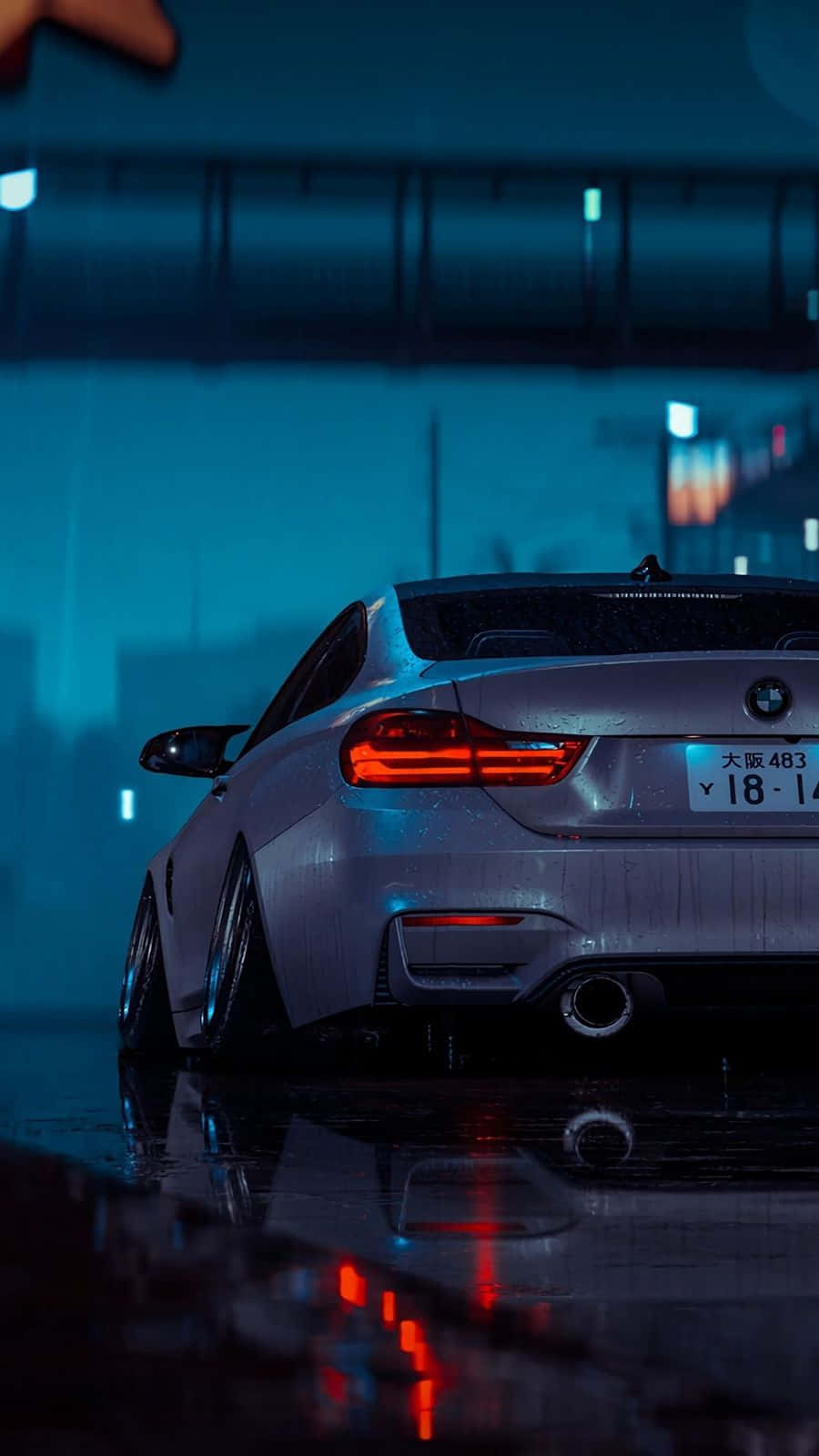 BMW 動圖 桌布 壁紙 — 一輛銀色寶馬跑車在霓虹燈下閃耀，夜晚的雨濕城市街道上反射出鮮明的倒影。