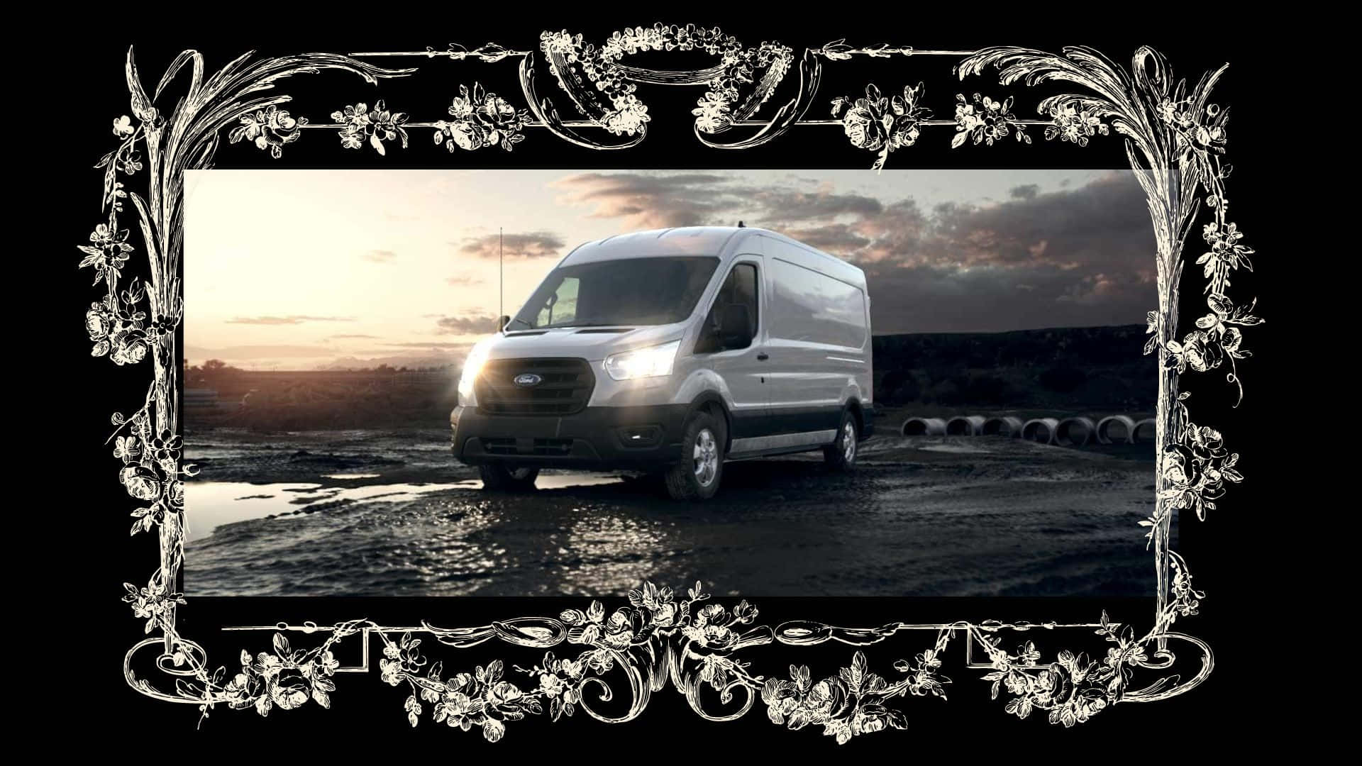 Ford Transit 桌布 壁紙 — 一輛銀色廂型車亮著車頭燈，在日落時分行駛穿過泥濘的田野，並以華麗的花卉邊框框起。