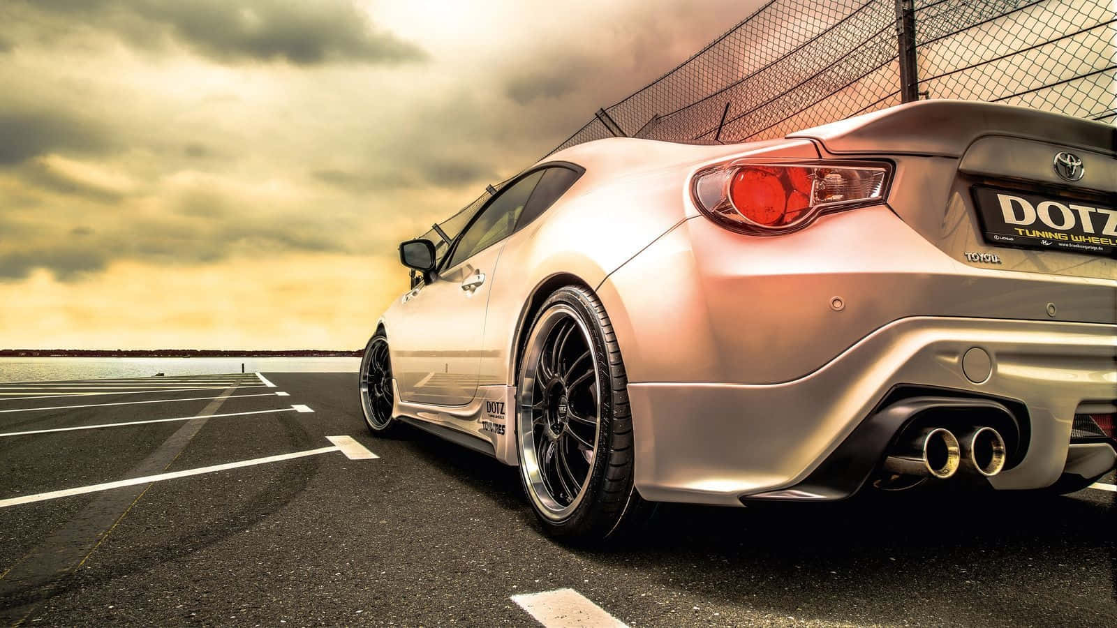 黃昏時分，銀色改裝跑車停在空蕩的瀝青賽道上 — Toyota Supra Mk4 壁紙