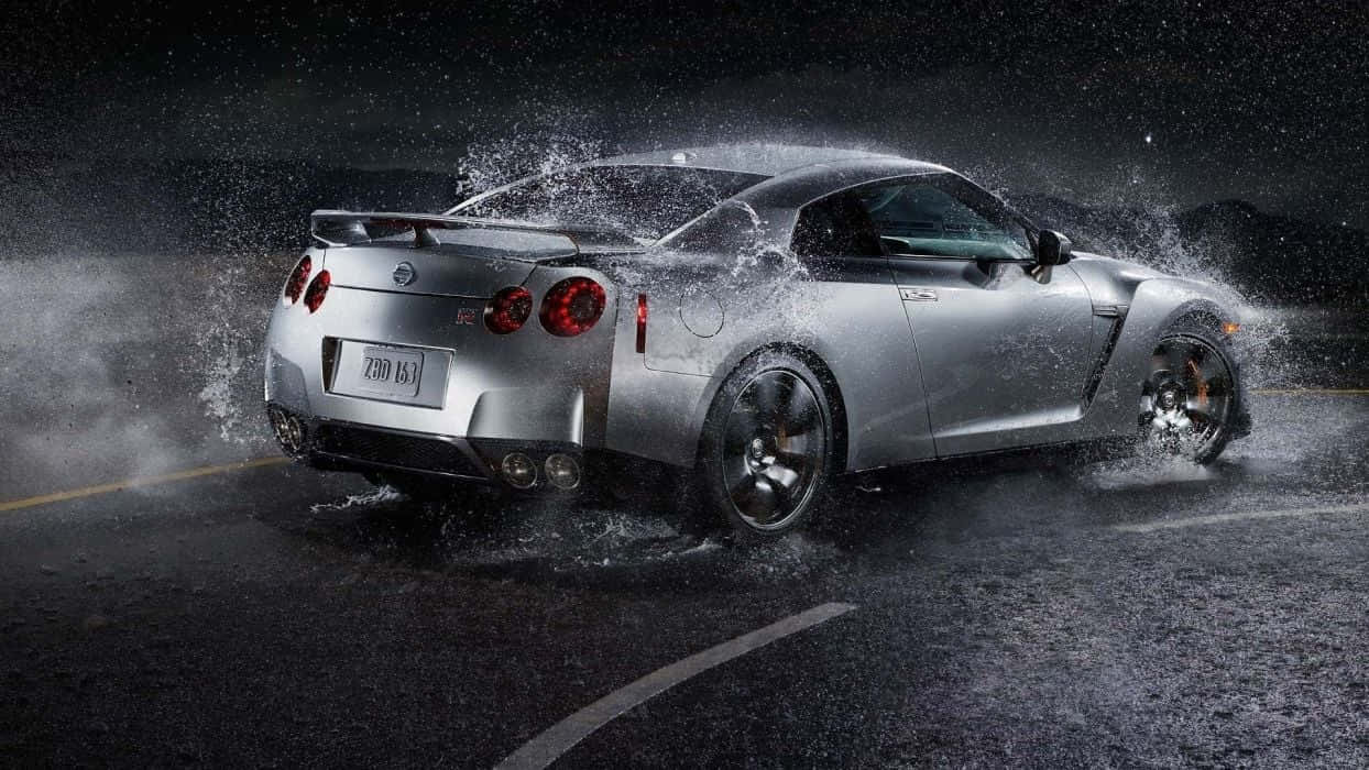 夜間濕滑道路上在雨中飛馳的銀色跑車。 — Toyota Supra Mk4 壁紙