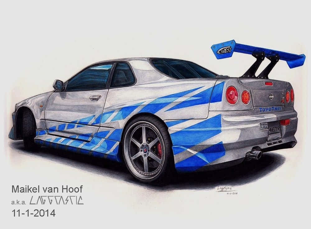 Paul Walker Skyline 桌布 壁紙 — 一輛銀色日產Skyline R34，帶有醒目的藍色幾何圖案貼紙和大型藍色尾翼，以四分之三後視圖展示。