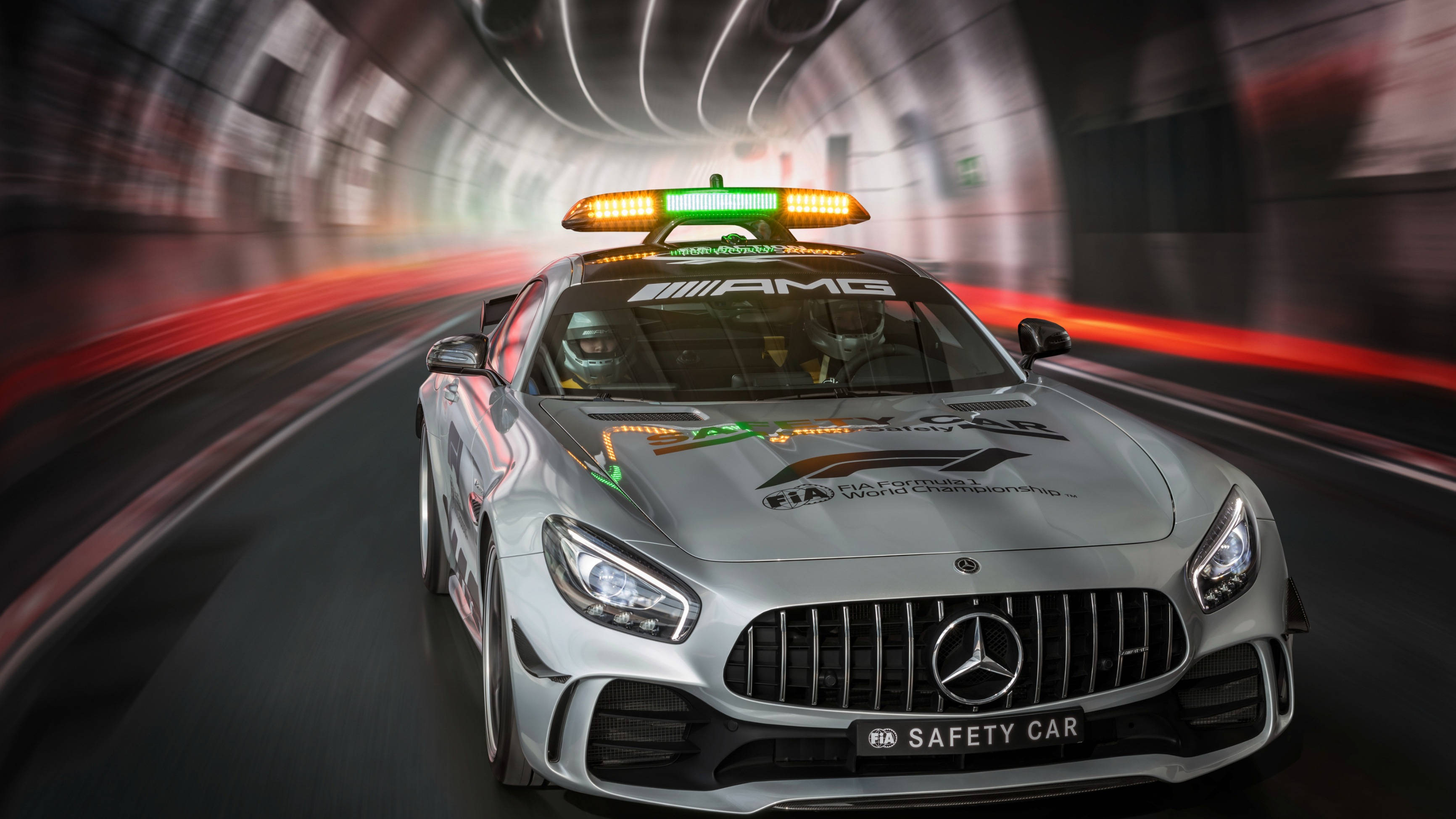 Gtr 桌布 壁紙 — 一輛銀色梅賽德斯-AMG FIA安全車在隧道中疾馳，背景有紅色和白色的燈光模糊成線條。
