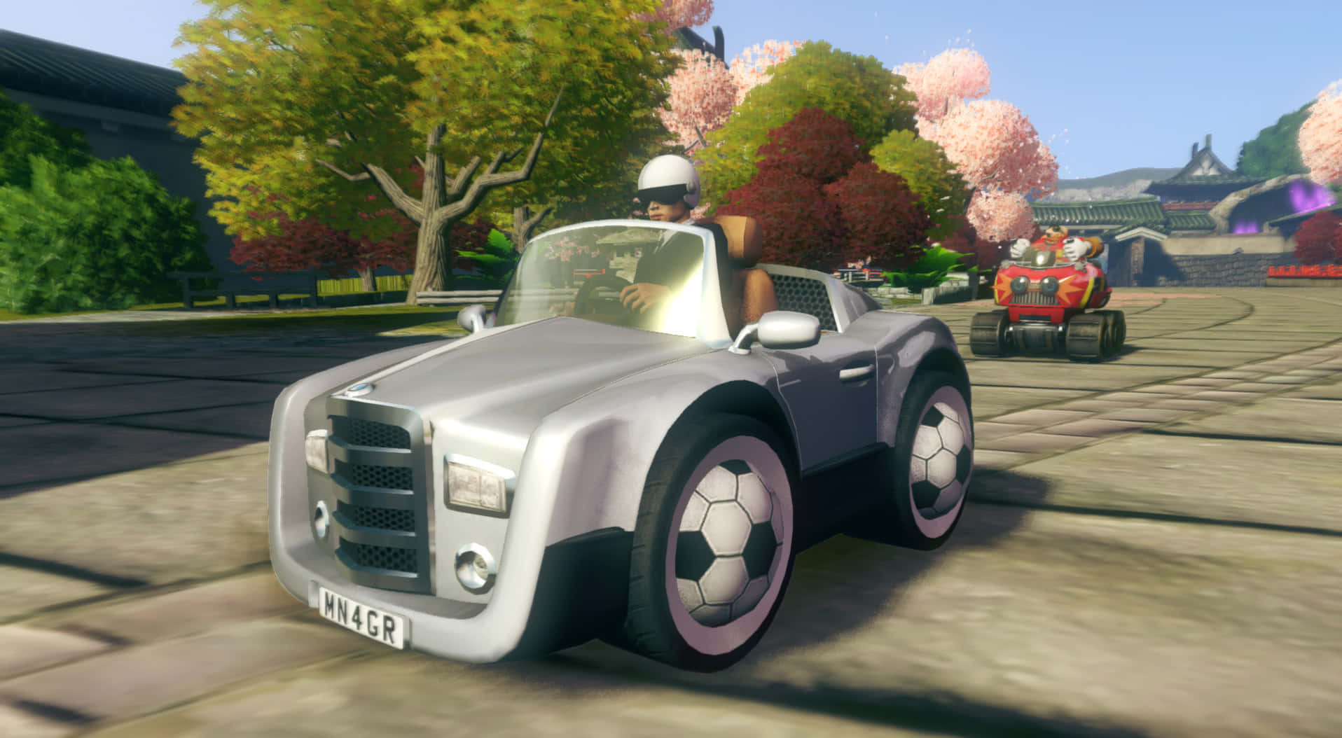 Sonic And All-stars Racing Transformed 桌布 壁紙 — 一輛銀色汽車配備足球輪胎，在充滿櫻花和傳統建築的日本庭園中疾馳。
