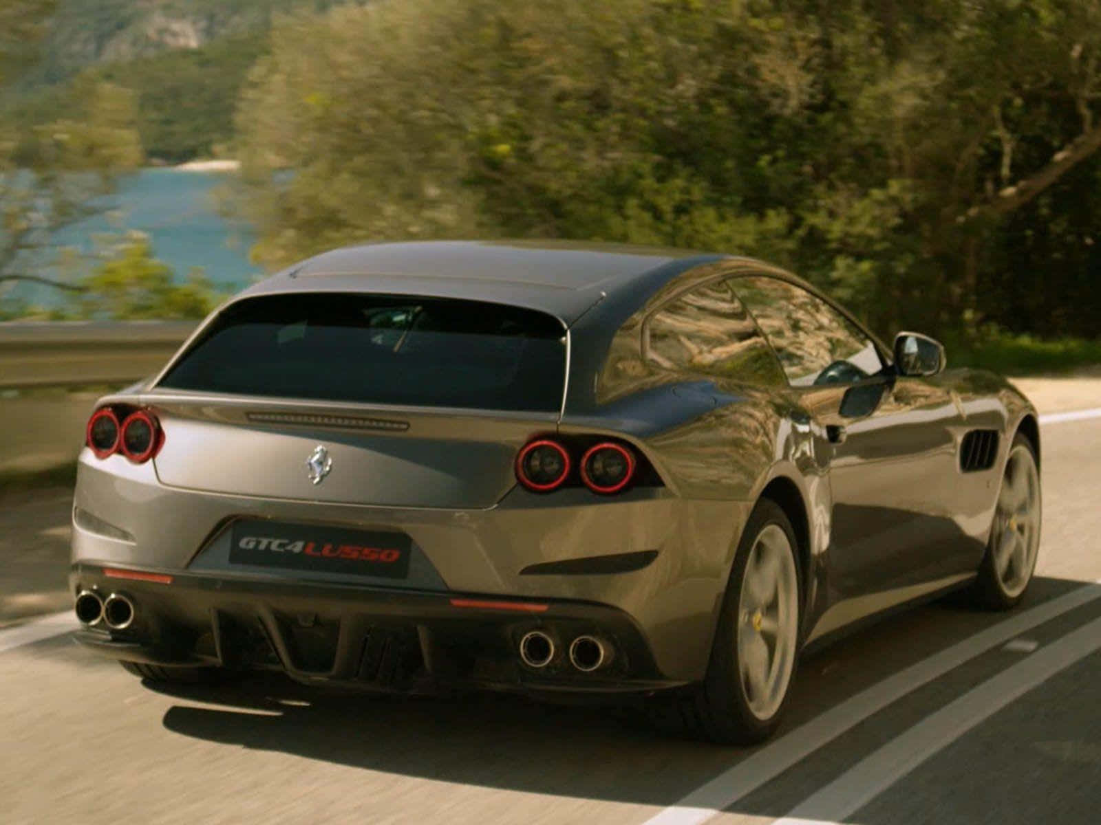 Ferrari Gtc4lusso 桌布 壁紙 — 一輛銀色法拉利 GTC4Lusso 沿著海岸公路飛馳，背景是茂密的綠樹和藍色的海水。