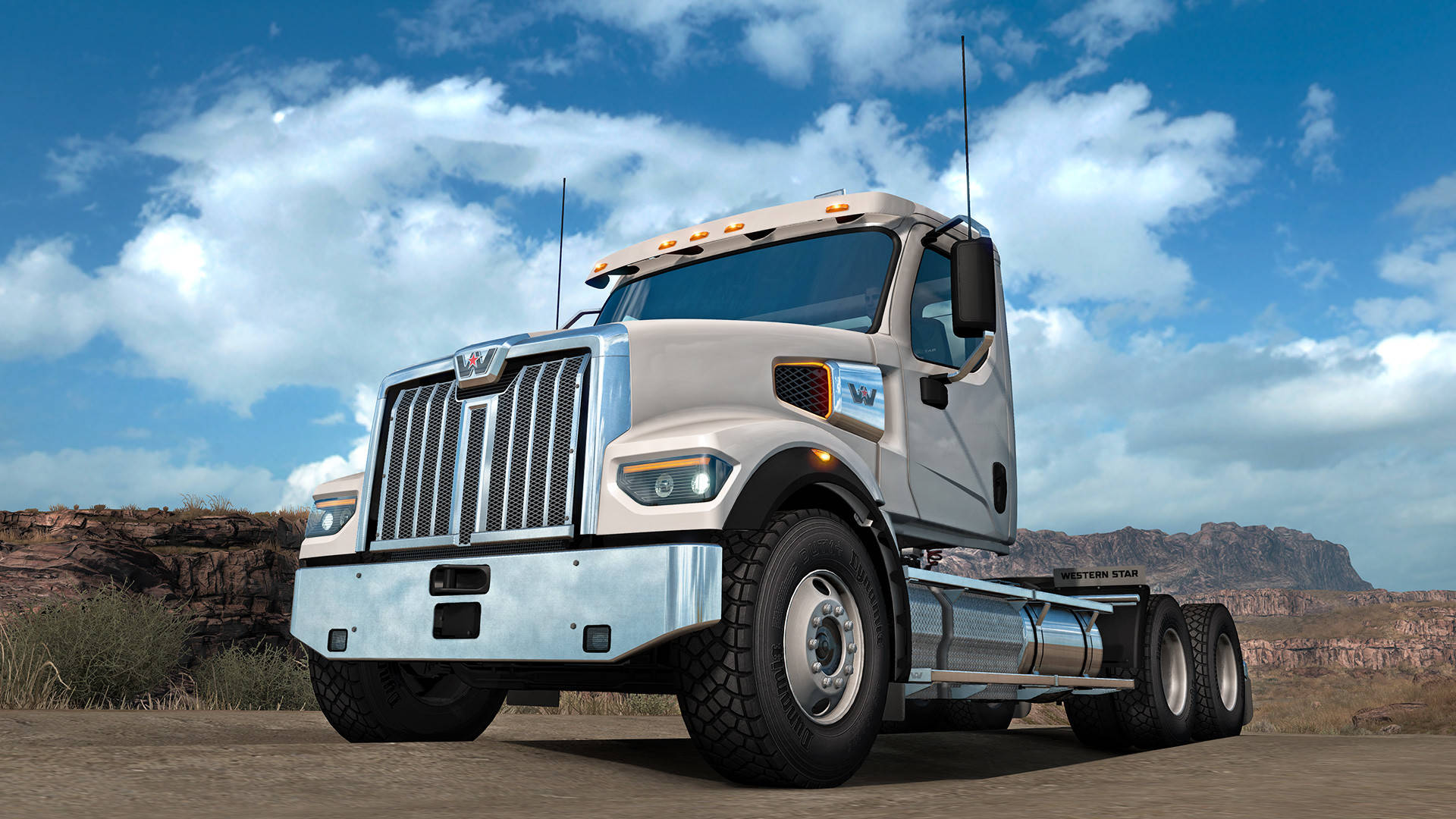American Truck Simulator 桌布 壁紙 — 一輛銀色的Western Star半掛卡車在明亮的藍天白雲下，大膽地矗立在沙漠峽谷中。