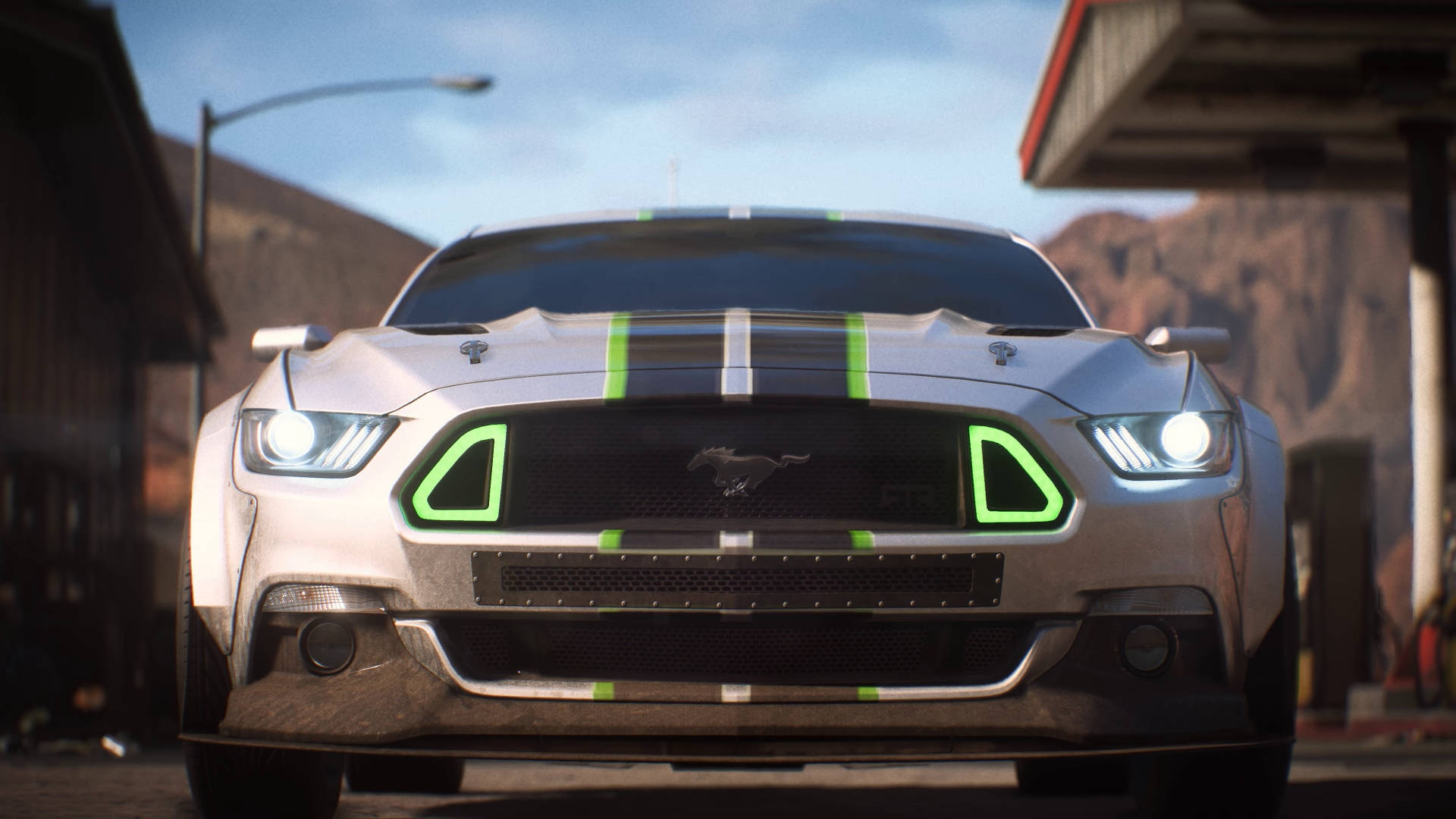 Payback 桌布 壁紙 — 一輛銀色福特Mustang GT帶有發光綠色飾邊，在沙漠加油站清澈藍天下向前凝視。