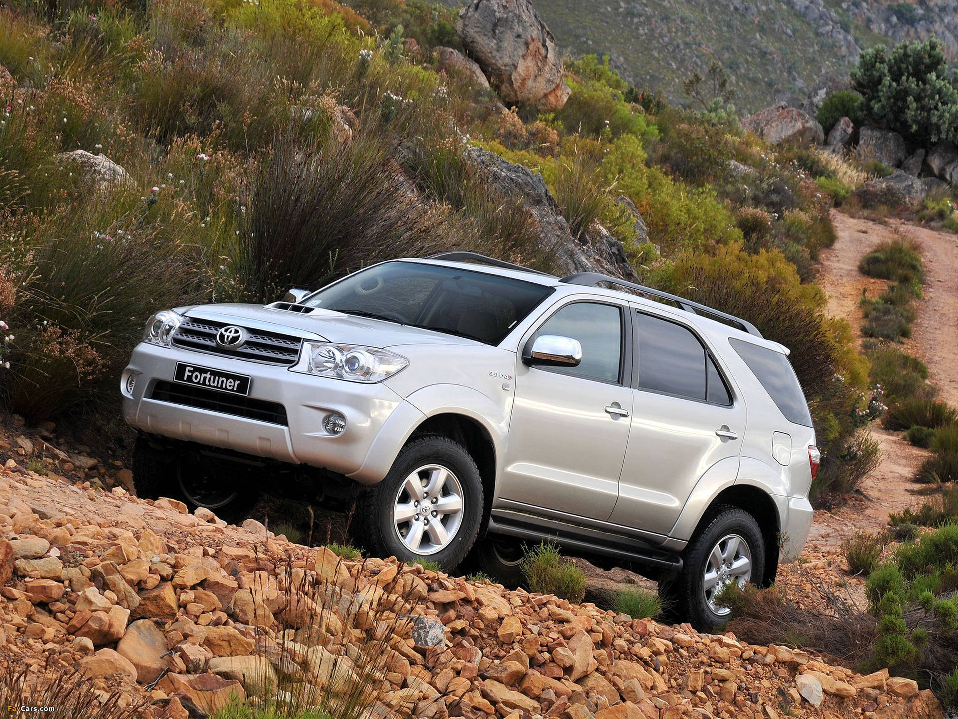 銀色豐田 Fortuner SUV 在岩石山路上行駛。 — Toyota Supra Mk4 壁紙