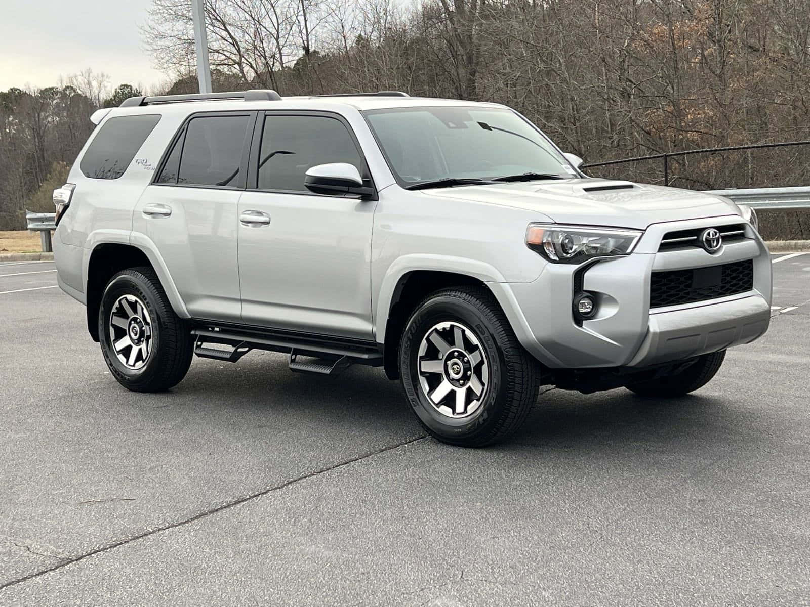 銀色豐田4Runner SUV停放在一個有光禿樹木的戶外停車場。 — Toyota Supra Mk4 壁紙