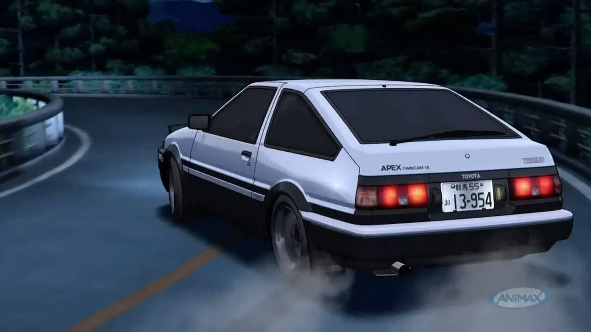 Initial 桌布 壁紙 — 一輛銀色豐田AE86在夜晚蜿蜒的山路上飄移，留下紅色尾燈和煙霧。