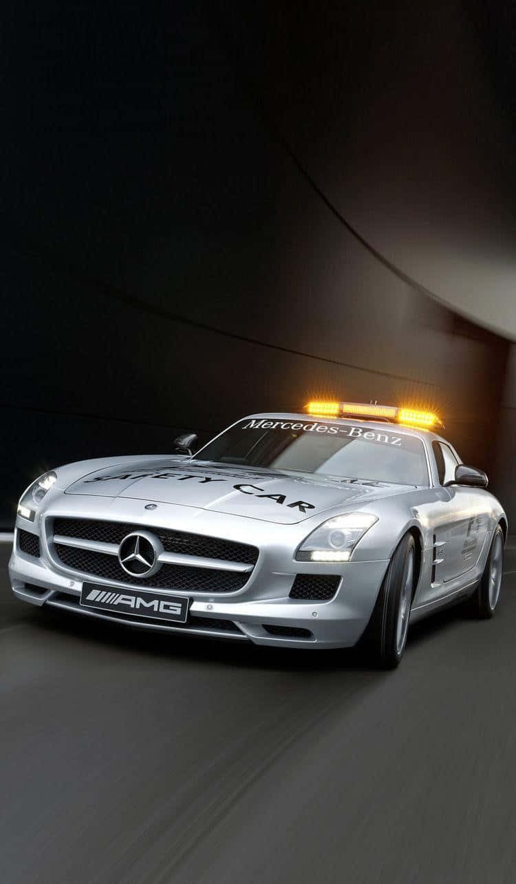 Safety Car 桌布 壁紙 — 一輛銀色賓士 SLS AMG 安全車在黑暗隧道中疾馳，隧道內有閃爍的琥珀色燈光。