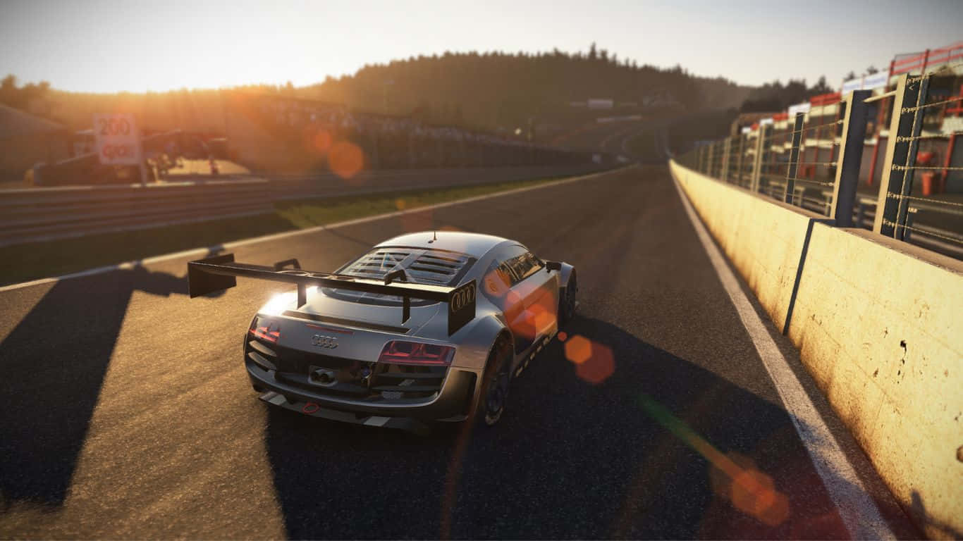 1366x768 Project Cars 桌布 壁紙 — 一輛銀色賽車在陽光普照的賽道上疾馳，鏡頭產生眩光，觀眾在看台上觀看。