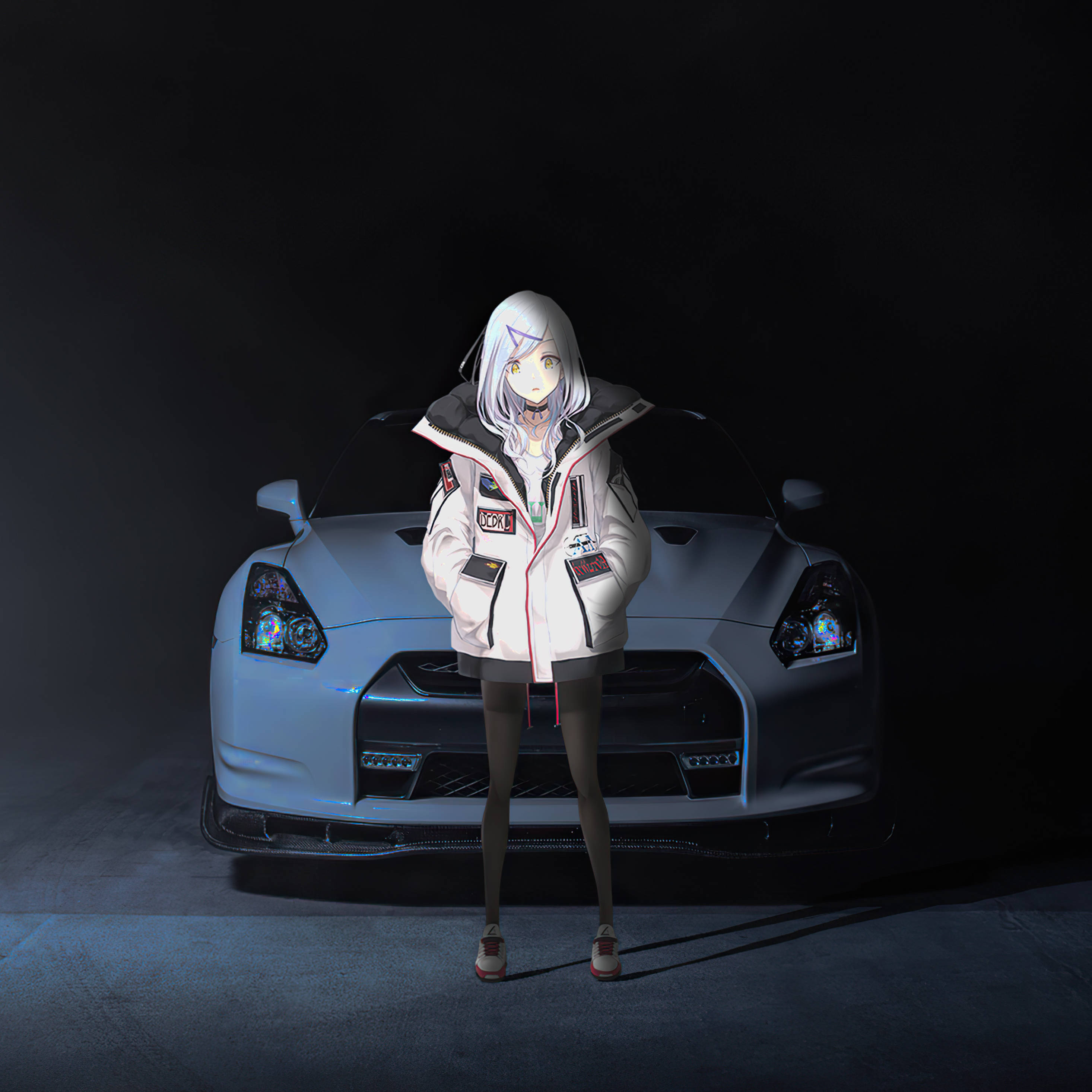 動漫女孩 桌布 壁紙 — 一輛銀色跑車亮著發光的車頭燈佇立在黑暗中，一位白髮動漫女孩穿著賽車外套自信地在車前擺姿勢。