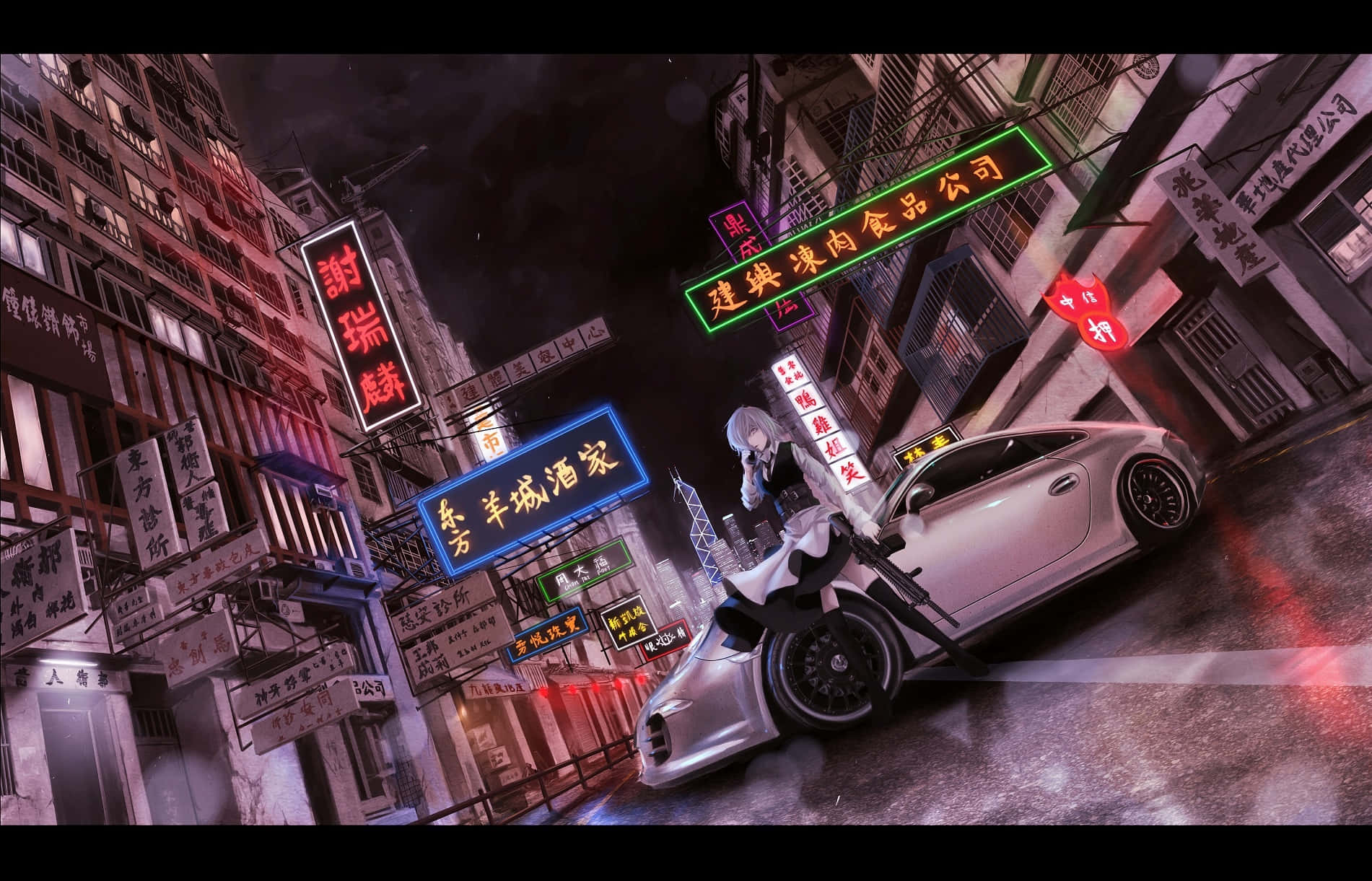 桌布 壁紙 — 一輛銀色跑車停泊在夜晚霓虹燈照亮的城市小巷中，一個白髮動漫女孩靠在車上。