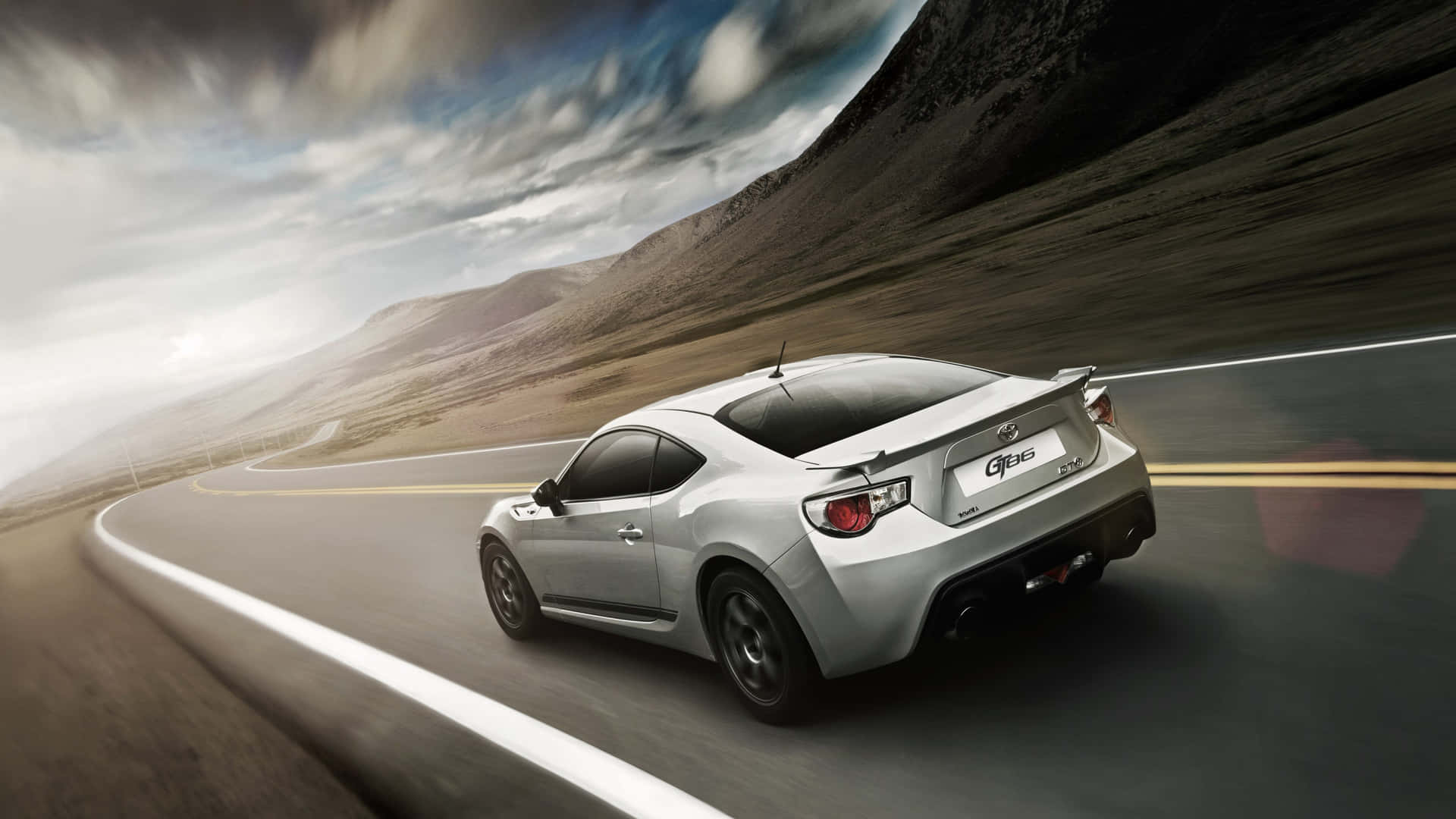銀色跑車在日落時分在山路上疾馳。 — Toyota Supra Mk4 壁紙