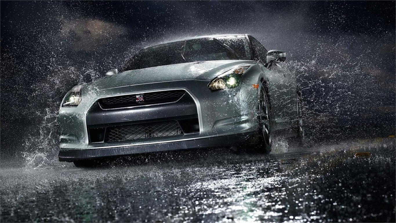 跑車 桌布 壁紙 — 一輛銀色跑車在暴雨中疾馳，在黑暗的暴風雨背景下戲劇性地濺起水花。