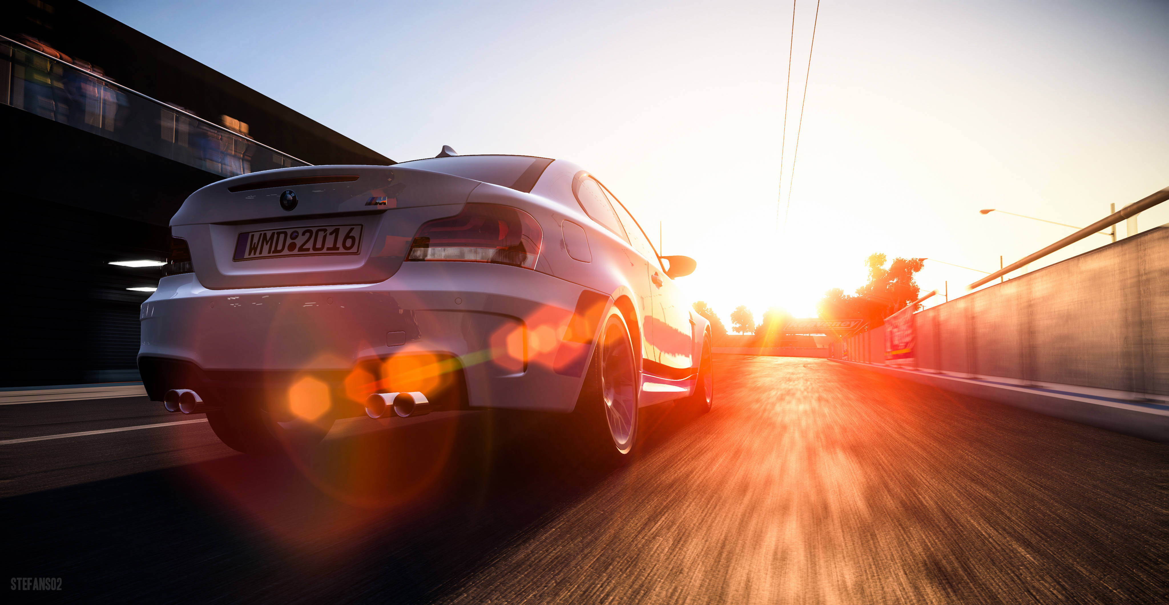 Bmw M Series 桌布 壁紙 — 一輛銀色跑車在陽光明媚的道路上，帶著鏡頭光暈和動態模糊，從鏡頭前疾馳而去。