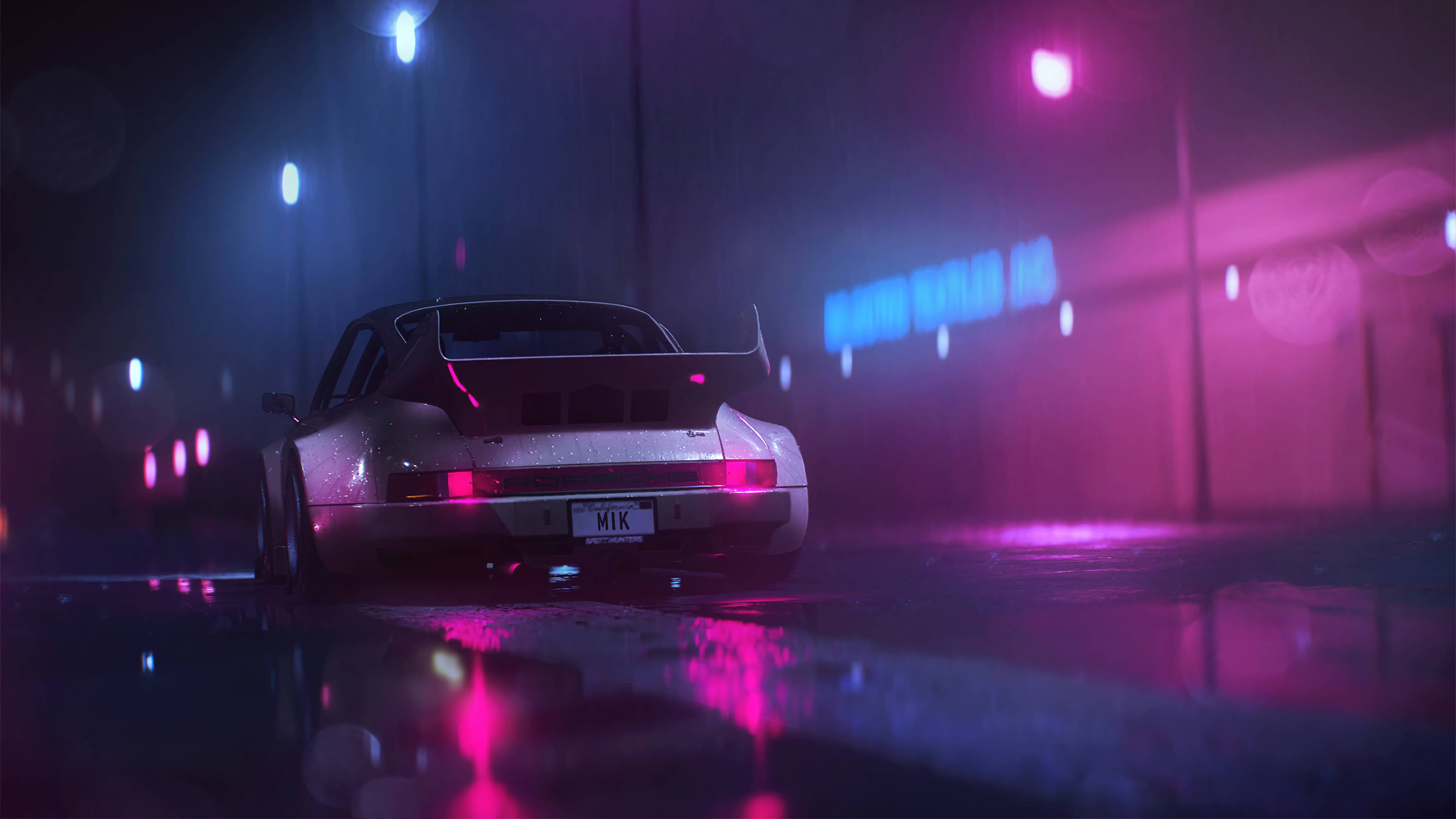 保時捷 911 桌布 壁紙 — 一輛銀色跑車在霓虹燈下，在雨濕的城市街道上夜間發光，帶有鮮豔的粉紅色和藍色反射。