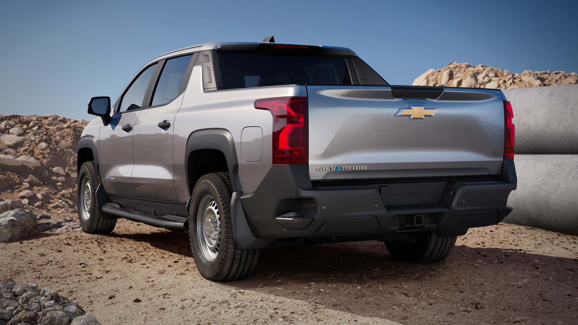Chevrolet 桌布 壁紙 — 一輛銀色雪佛蘭Silverado皮卡車停在岩石沙漠地形上，天空清澈湛藍。