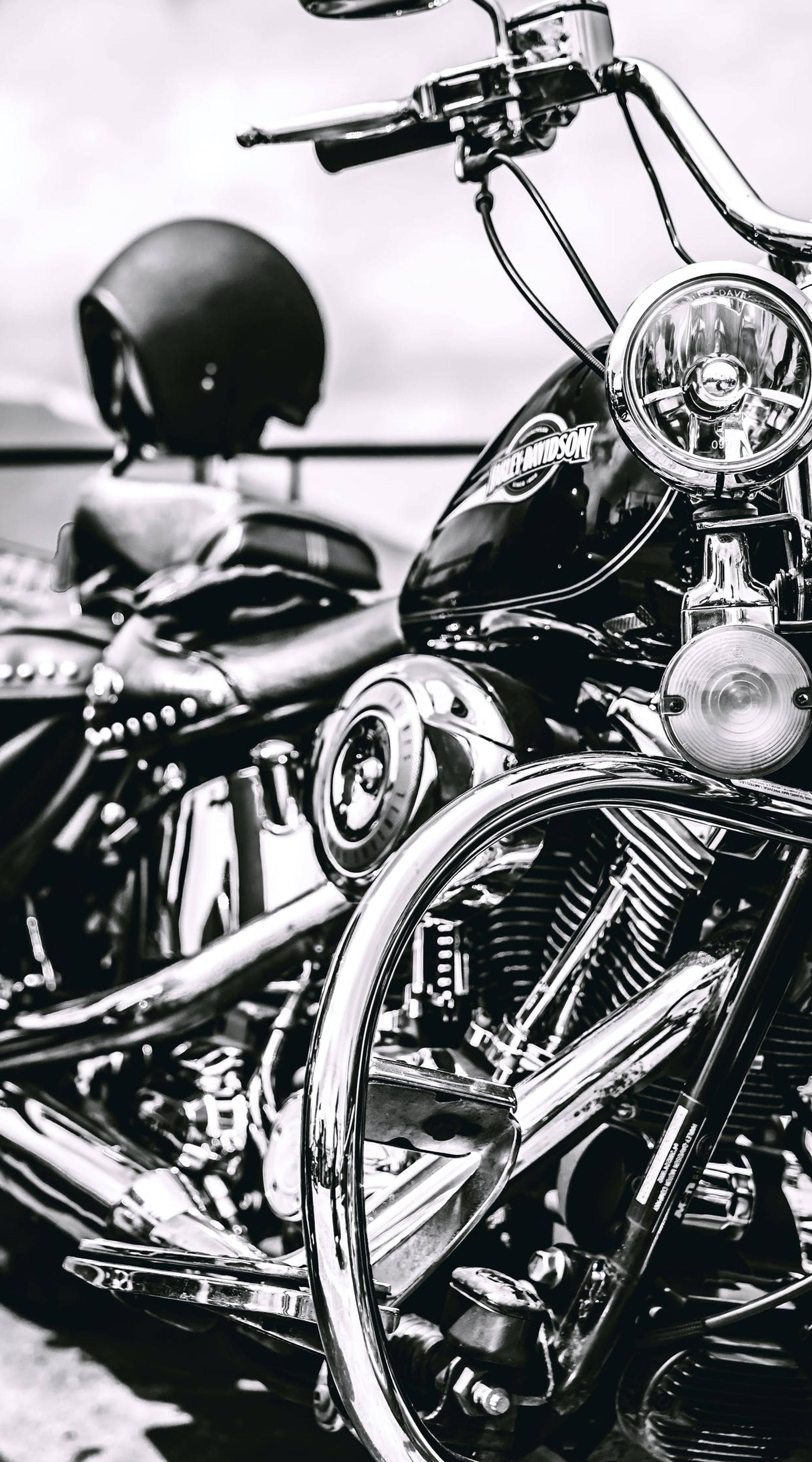 經典Harley-Davidson機車，帶有鍍鉻細節，座椅上有安全帽。 — 哈雷戴維森 GIF 壁紙