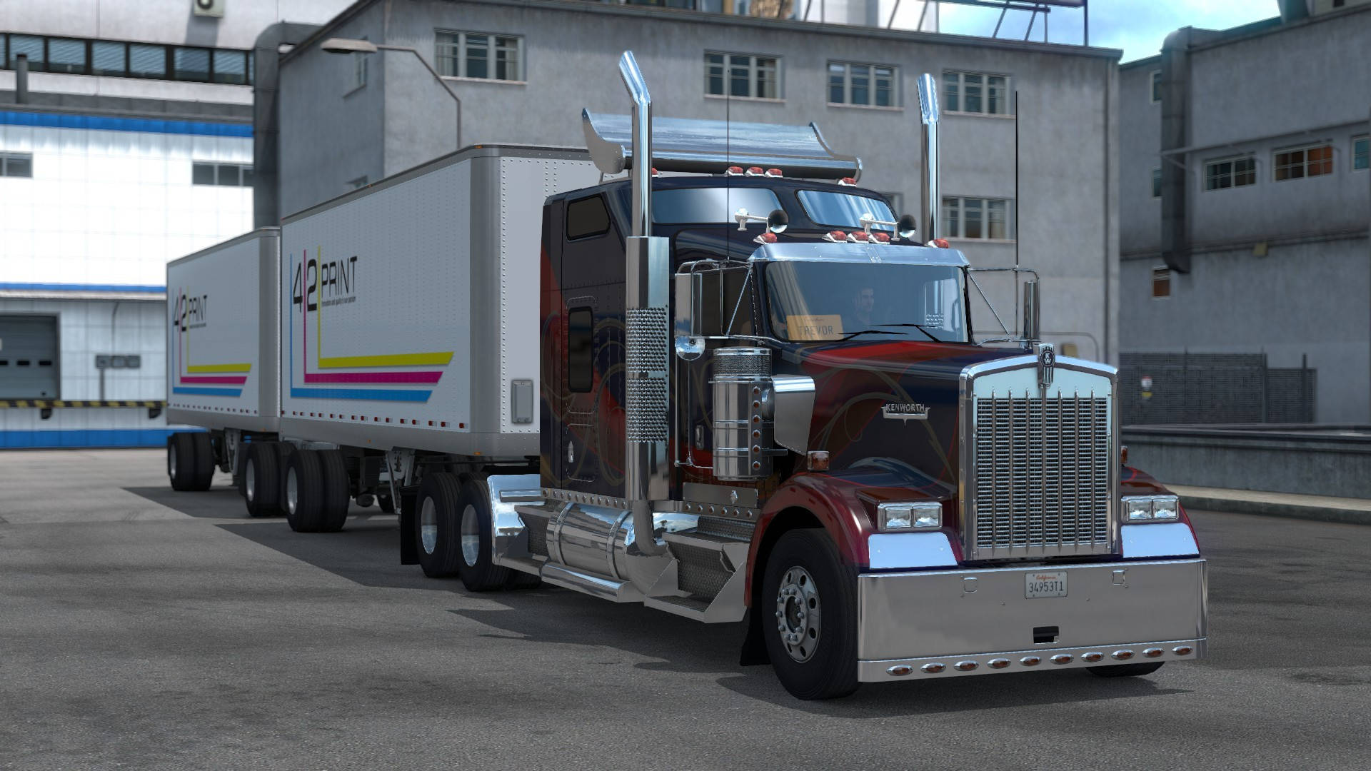 American Truck Simulator 桌布 壁紙 — 一輛閃亮的紅色和鍍鉻Kenworth半掛卡車，拖著標有4DPRINT的白色拖車，停在工業區。
