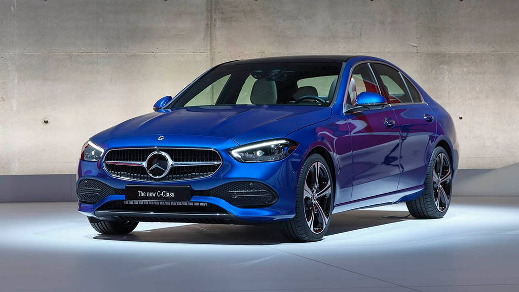 Mercedes Benz C300 桌布 壁紙 — 一輛閃亮的藍色賓士C-Class轎車在攝影棚燈光下，以簡約混凝土背景襯托，閃閃發光。