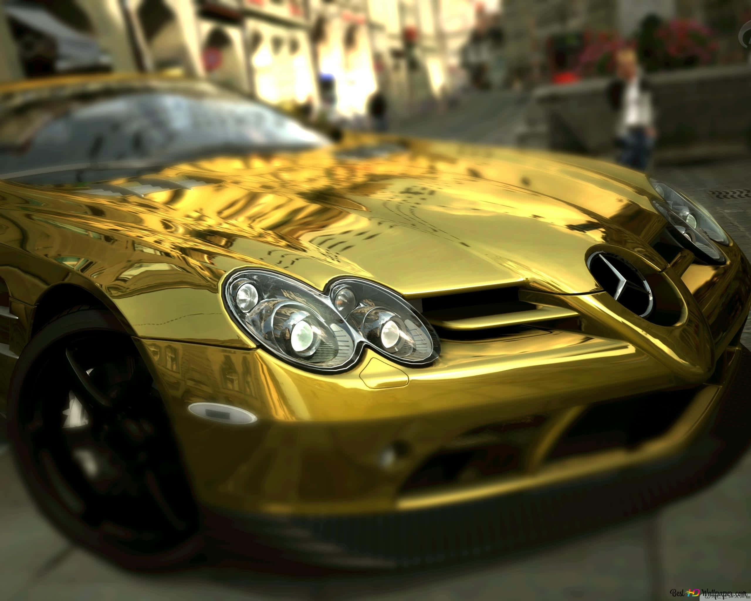 Gold Cars 桌布 壁紙 — 一輛閃亮的金色 Mercedes 跑車，以淺景深映照出陽光普照的都市街道。