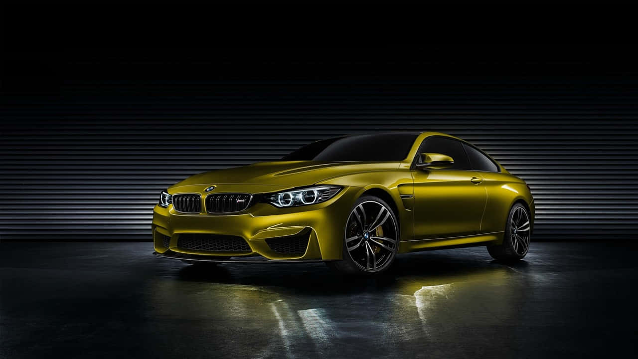 720p Bmw 桌布 壁紙 — 一輛閃亮的金色BMW M4轎跑車在帶有反射地板的深色條紋工作室牆壁前被戲劇性地照亮。