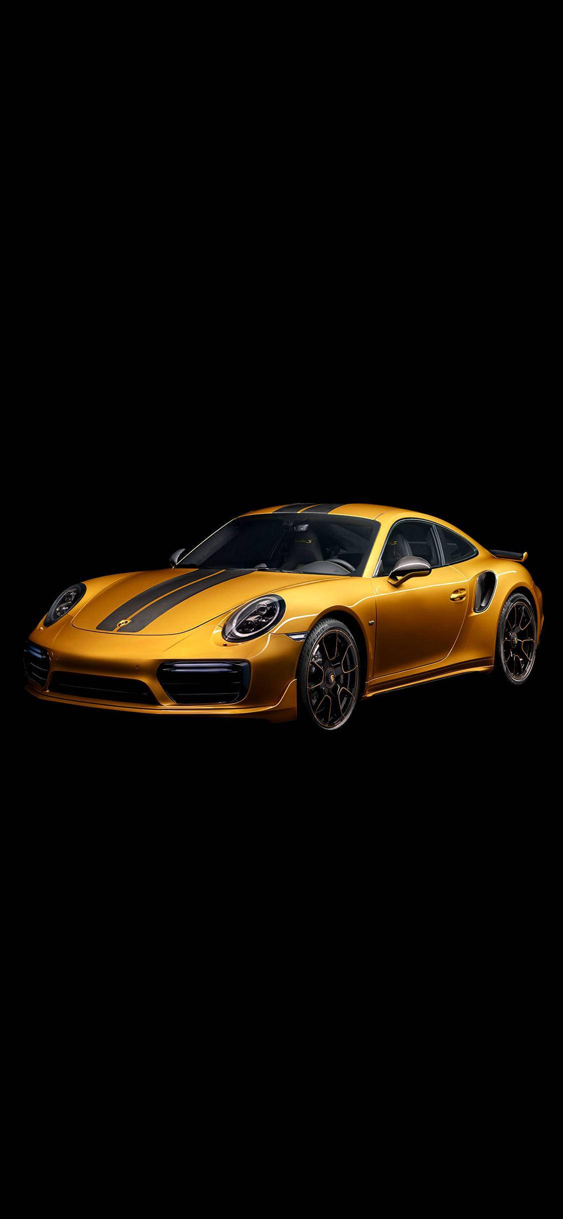 X 桌布 壁紙 — 一輛閃亮的金色保時捷911 Turbo S帶有黑色賽車條紋，矗立在純黑色背景前。