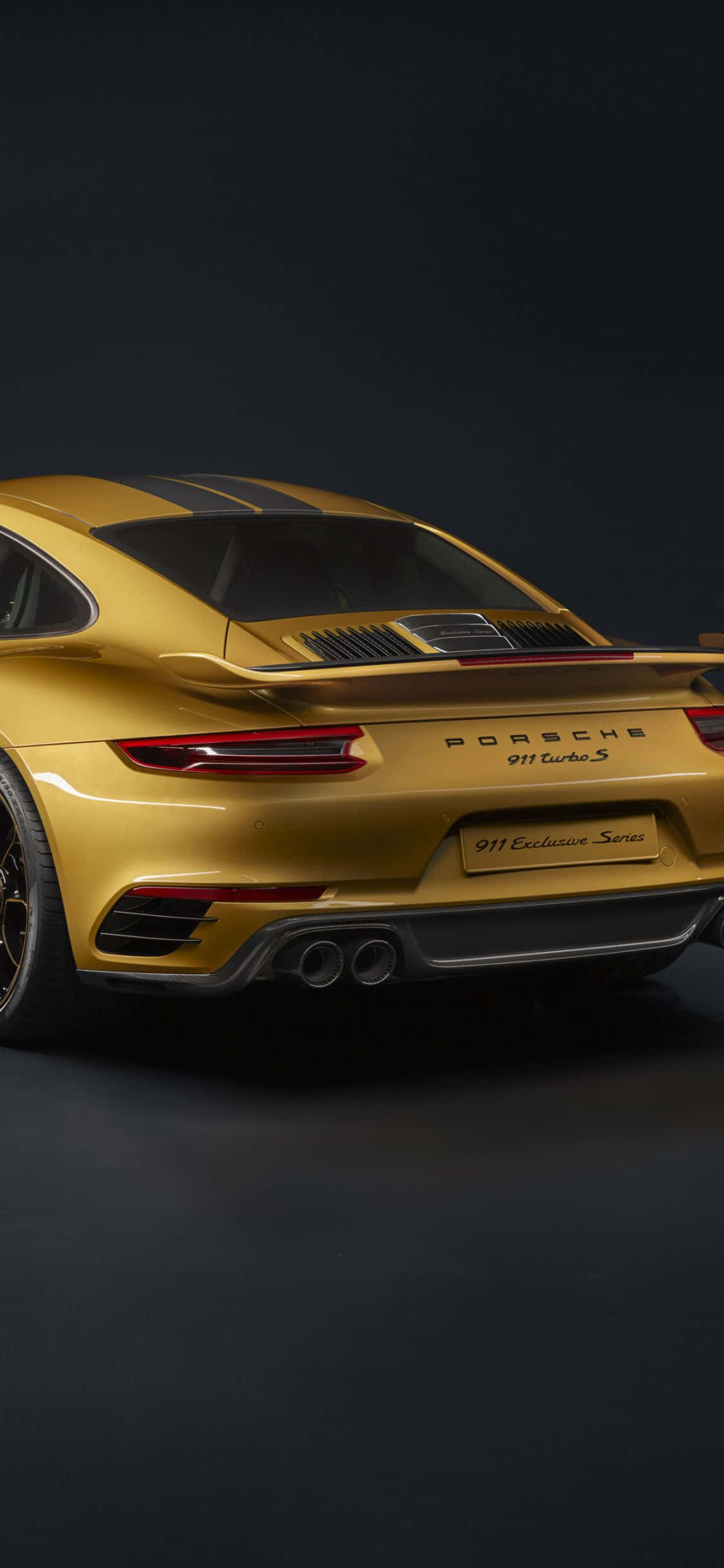 911 iPhone 桌布 壁紙 — 一輛閃亮的金色保時捷911 Turbo S帶有黑色賽車條紋，在黑暗的攝影棚環境中展示。