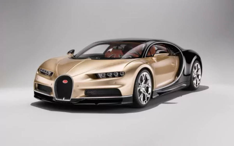 4K 桌布 壁紙 — 一輛閃亮的金色和黑色Bugatti Chiron跑車，車門打開，在簡約的攝影棚背景下展示。