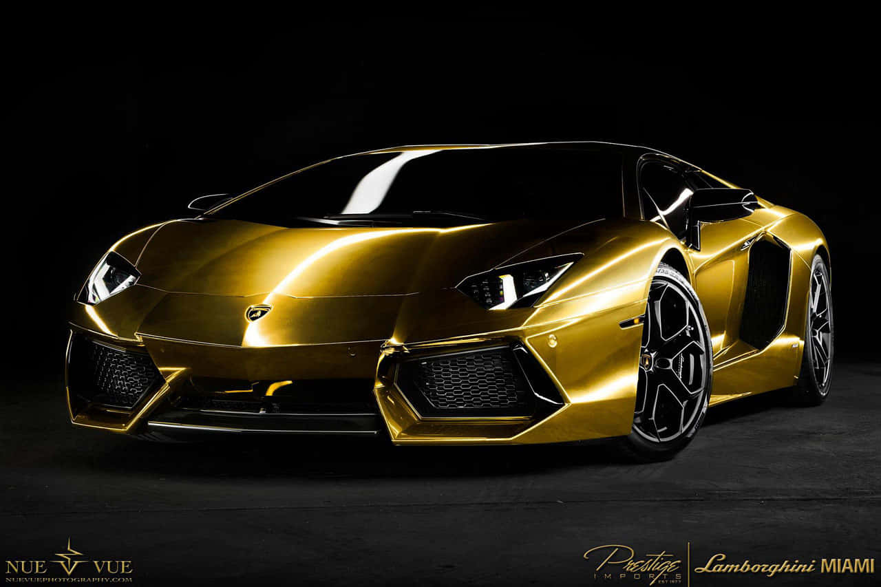 Gold Cars 桌布 壁紙 — 一輛閃亮的金色藍寶堅尼Aventador跑車，帶有黑色飾邊和銳利線條，在深色攝影棚背景下拍攝。
