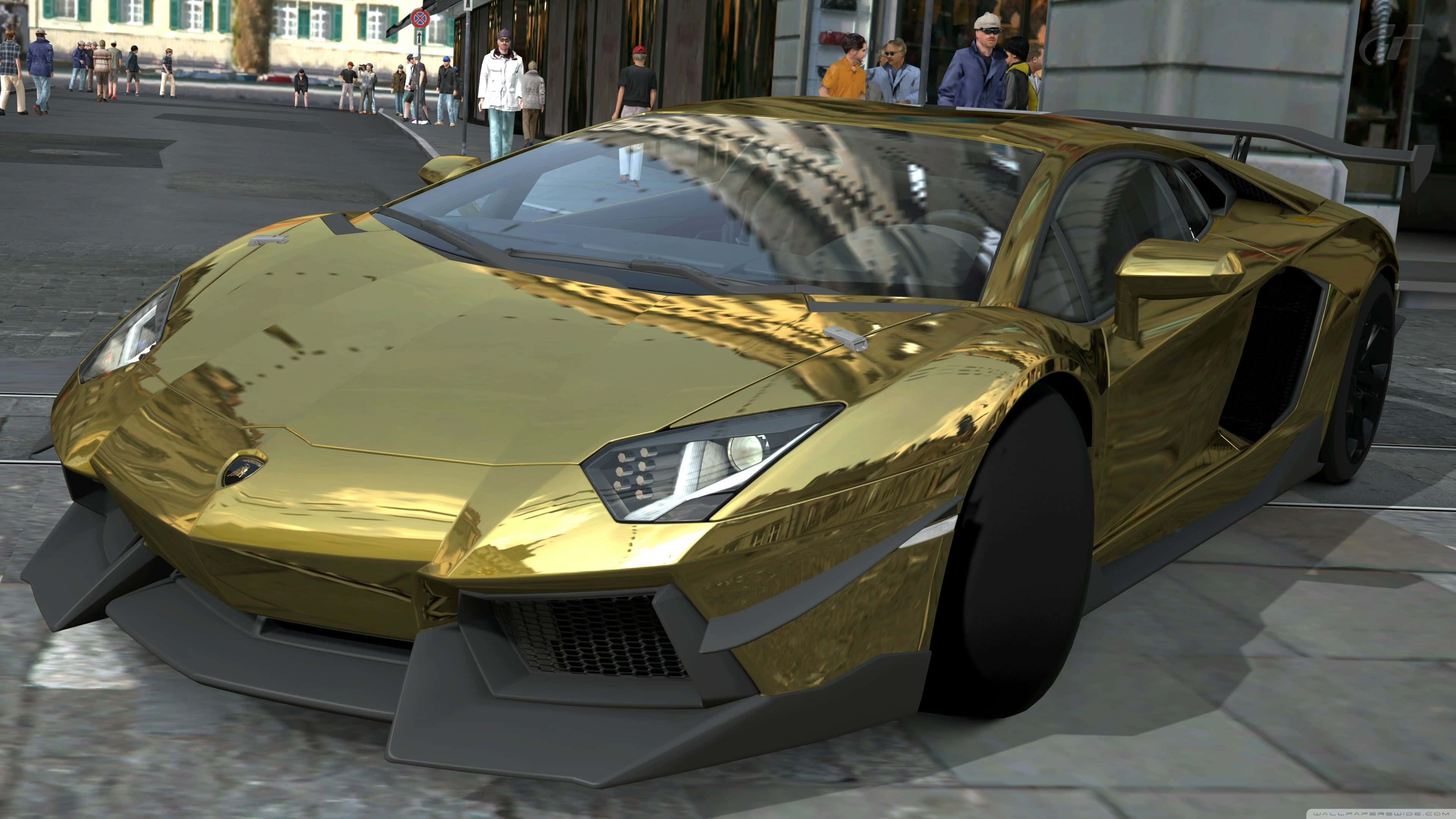 跑車 桌布 壁紙 — 一輛閃亮的金色藍寶堅尼Aventador停放在城市街道上，背景有行人。