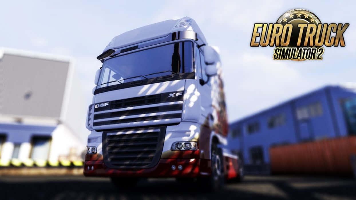 Simulation Games 桌布 壁紙 — 一輛閃亮的銀紅色DAF XF貨車在陽光普照的工業場地中佔據主導地位，背景是模糊的倉庫。