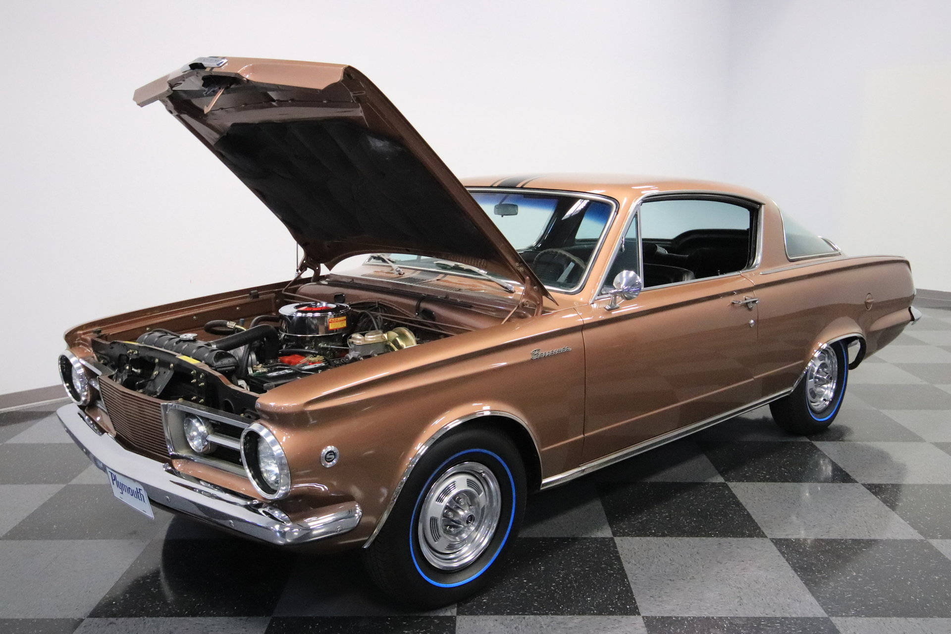 Barracuda 桌布 壁紙 — 一輛閃亮的青銅色經典汽車，引擎蓋打開，露出詳細的引擎，停在工作室的棋盤格地板上。