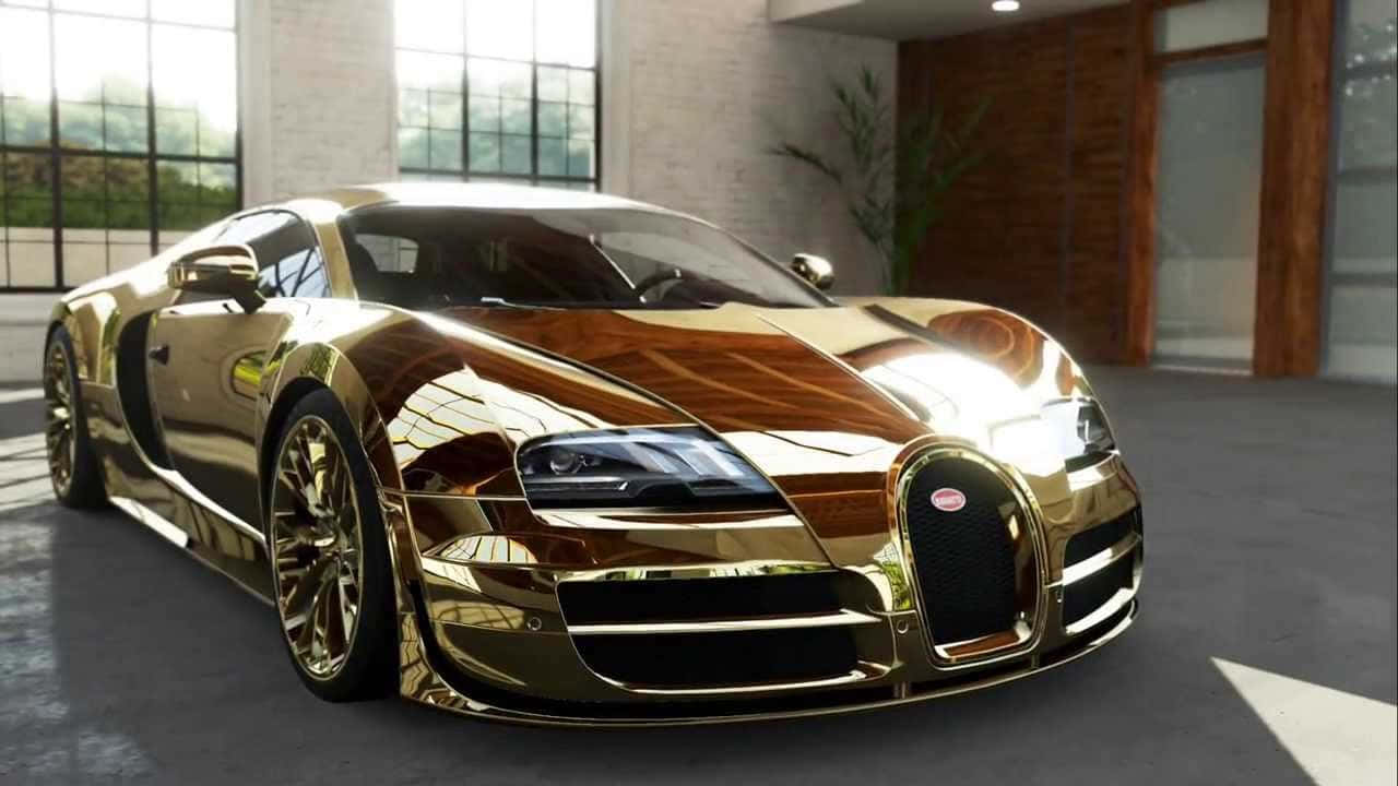 Luxury 桌布 壁紙 — 一輛閃閃發光的金色布加迪超級跑車在一個設有大窗戶和木質裝飾的現代簡約車庫中反射光線。