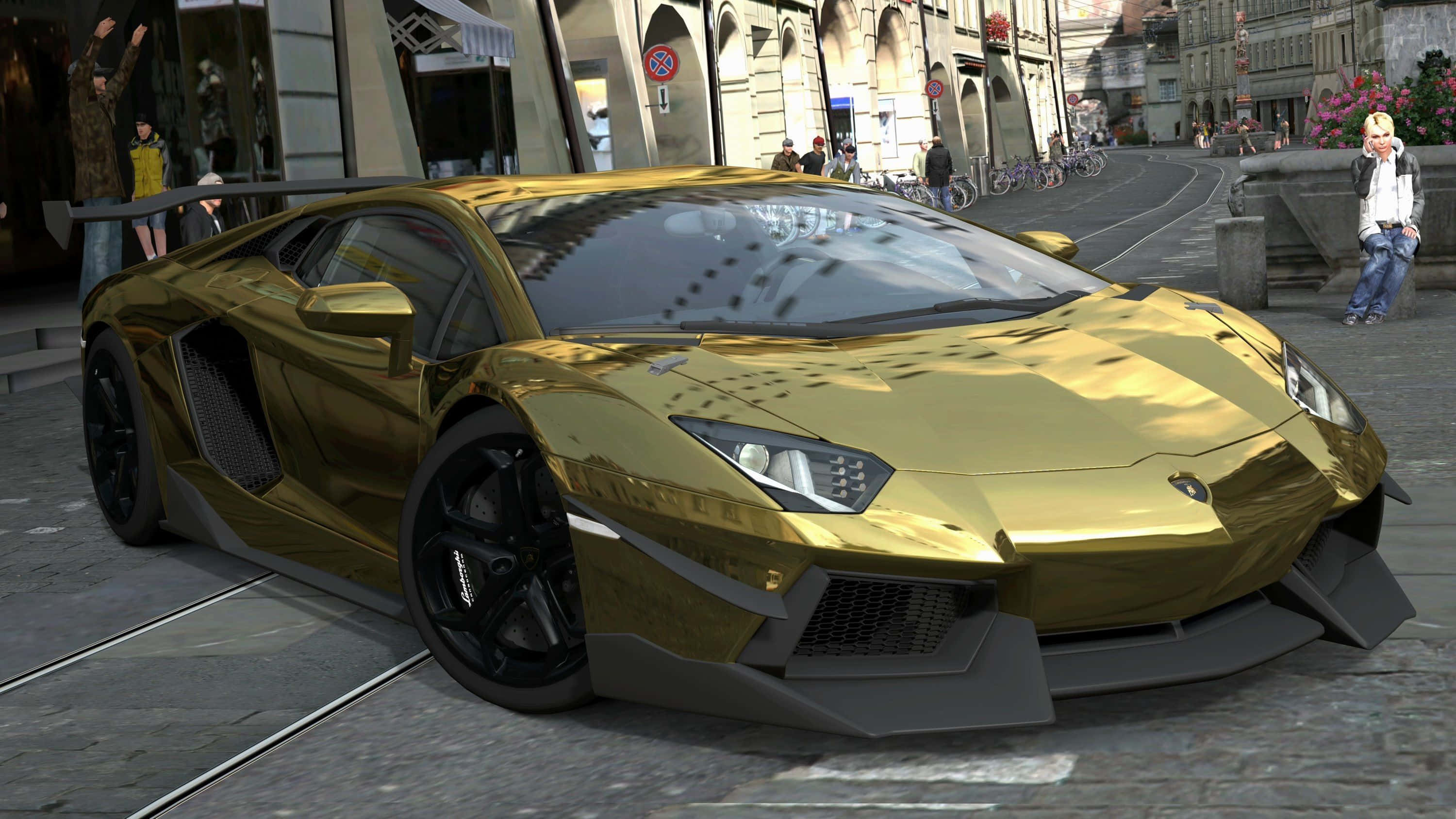 跑車 桌布 壁紙 — 一輛閃閃發光的金色藍寶堅尼Aventador停泊在歐洲鵝卵石街道上，背景有行人和歷史建築。