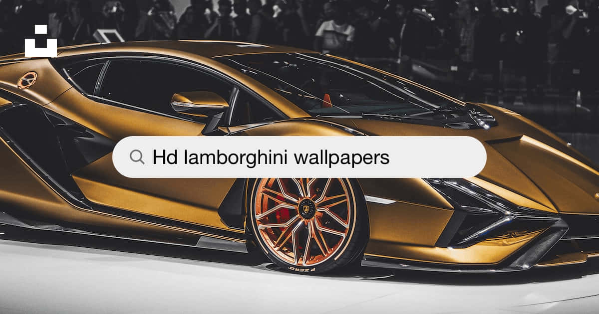 Gold Cars 桌布 壁紙 — 一輛閃閃發光的金色藍寶堅尼跑車，帶有複雜的車輪設計，在車展的明亮燈光下展示。