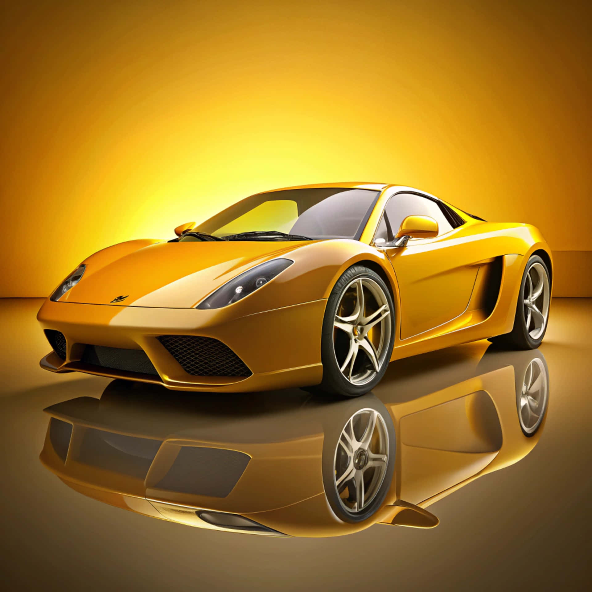 Sports car 壁紙 — 一輛閃閃發光的金色跑車，具有時尚的空氣動力學線條和銀色輪圈，在反光表面上展示，背景是明亮的黃色漸變。