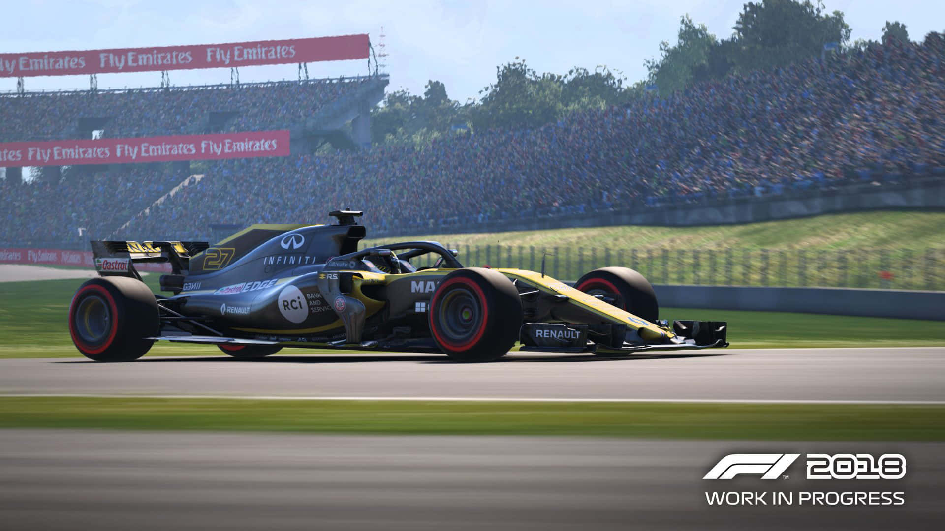 F1 2018 桌布 壁紙 — 一輛雷諾一級方程式賽車在陽光明媚的賽道上疾馳，背景是座無虛席的看台。