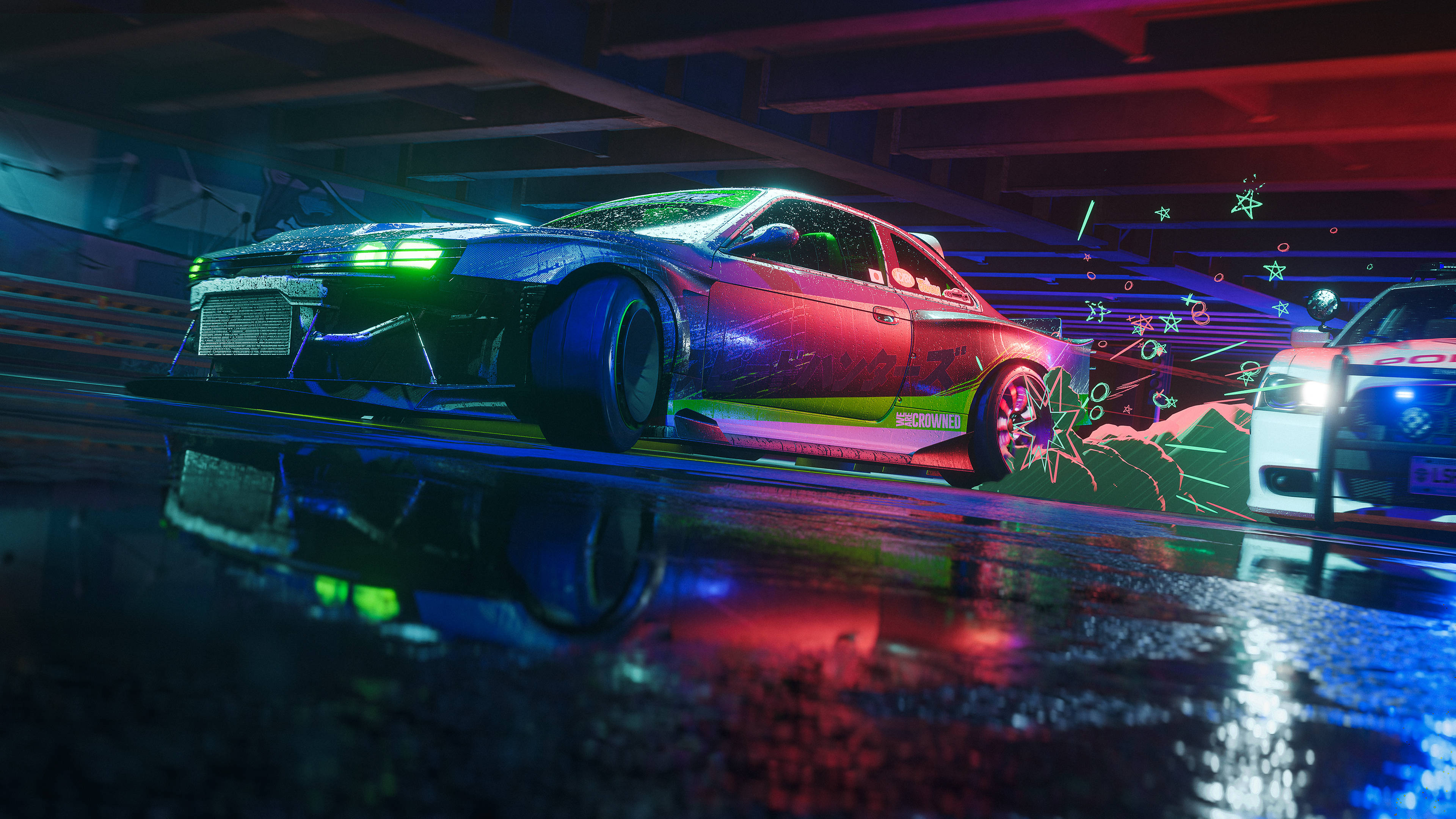 cars 桌布 壁紙 — 一輛霓虹燈光閃爍的漂移車在潮濕的地下賽道上，在鮮豔的紅、藍、綠燈光下行駛。