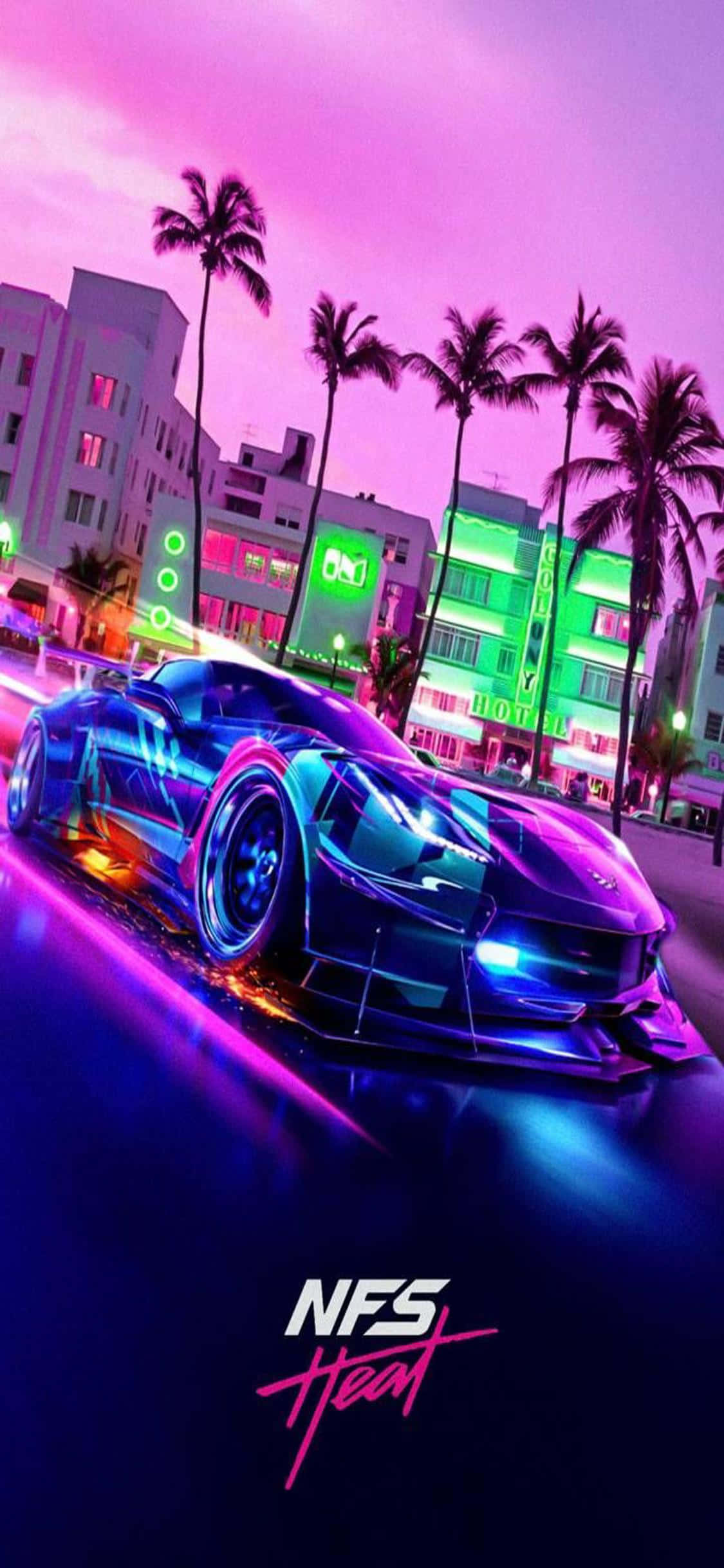 iPhone Xs Need For Speed Heat 桌布 壁紙 — 一輛霓虹燈照亮的跑車在黃昏時分疾馳穿過邁阿密充滿活力的街道，兩旁有棕櫚樹和發光的建築物。