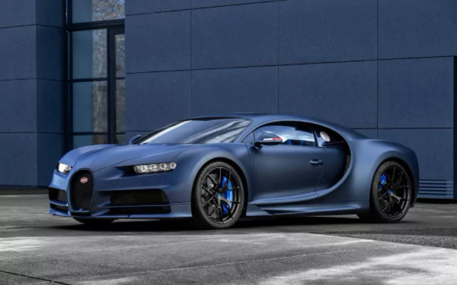 4K 桌布 壁紙 — 一輛霧面藍色Bugatti Chiron跑車停在一棟現代藍色建築前，配有時尚的黑色車輪。