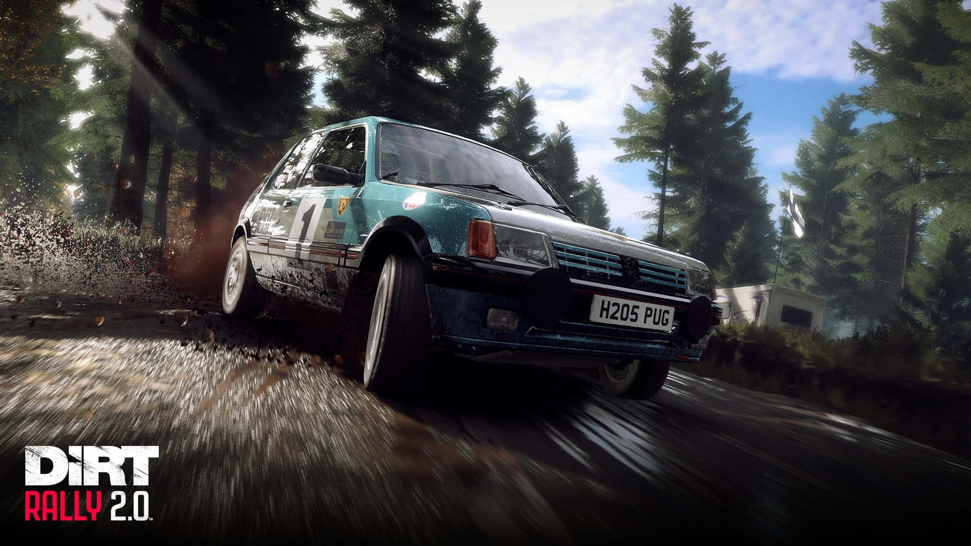 1920x1080 Dirt Rally 桌布 壁紙 — 一輛青綠色拉力賽車在明亮的日光下，在松樹和遠處小屋的森林賽道上濺起泥漿。