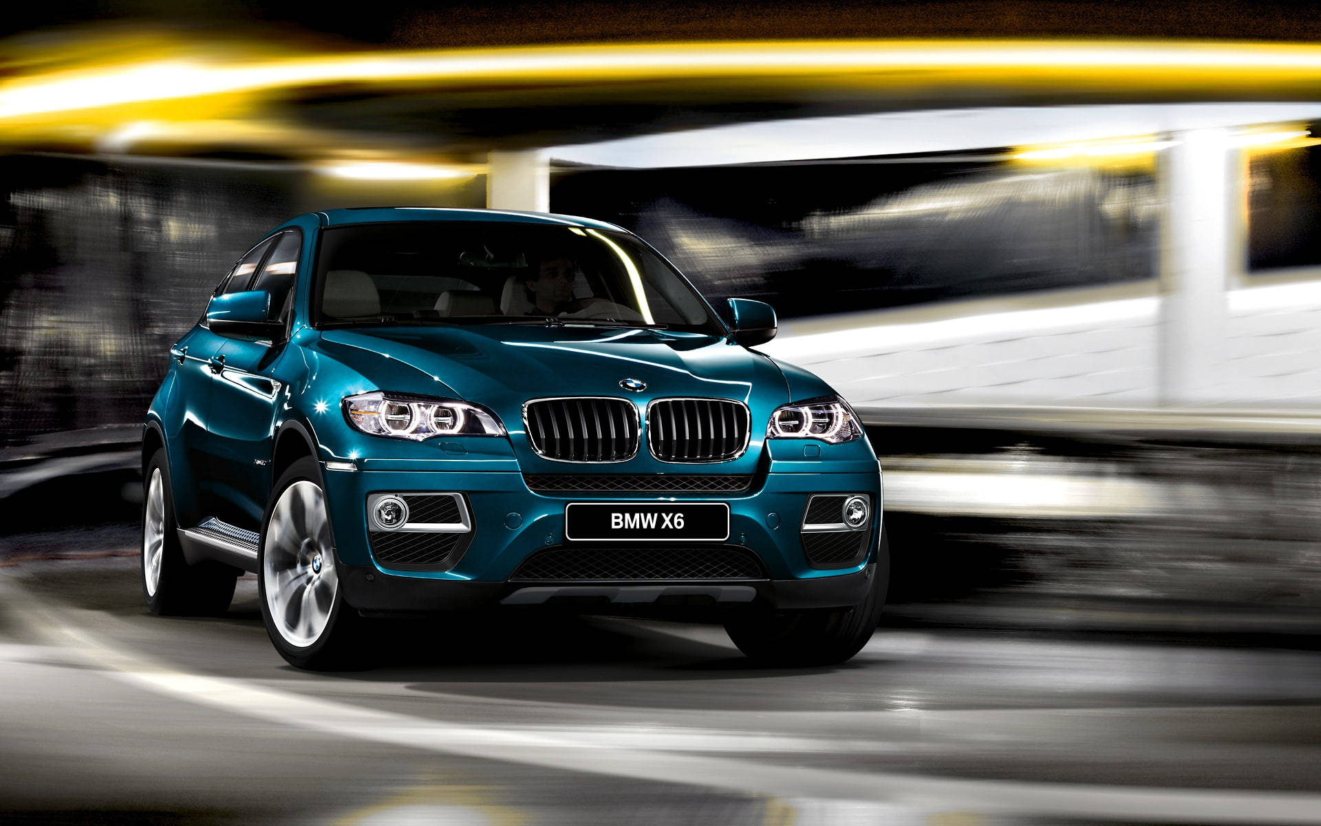 m 桌布 壁紙 — 一輛青綠色的BMW X6在隧道中疾馳，帶有動態模糊和閃爍的黃色燈光掠過。