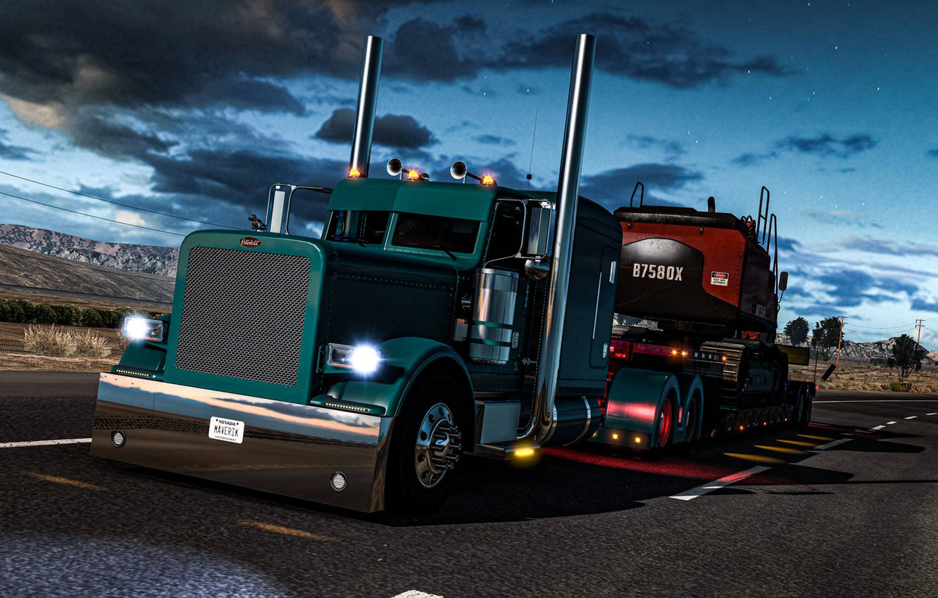 American Truck Simulator 桌布 壁紙 — 一輛青綠色的半掛卡車帶有鍍鉻排氣管和發光頭燈，在星空下的夜晚行駛在沙漠高速公路上。