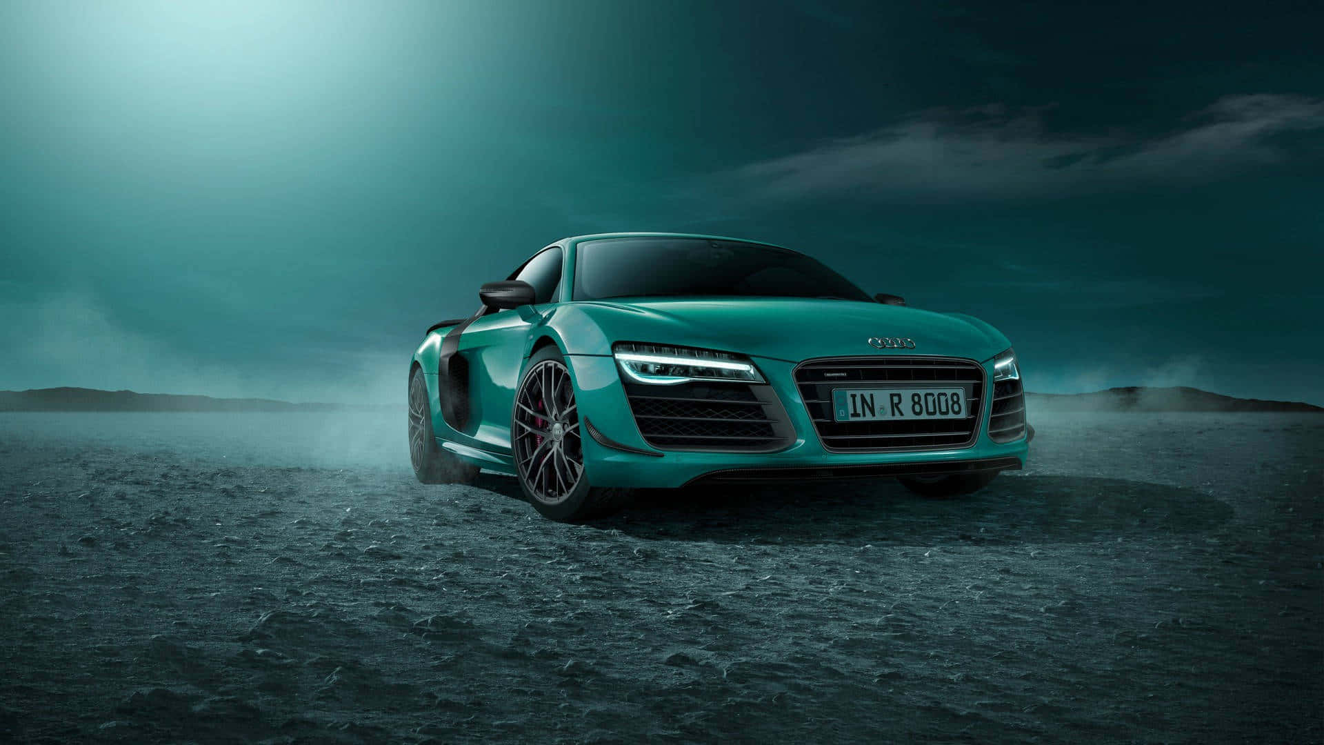 1920 X 1080 Car 桌布 壁紙 — 一輛青綠色的奧迪R8跑車在暴風雨的天空下，穿越霧氣瀰漫的深青綠色沙漠。
