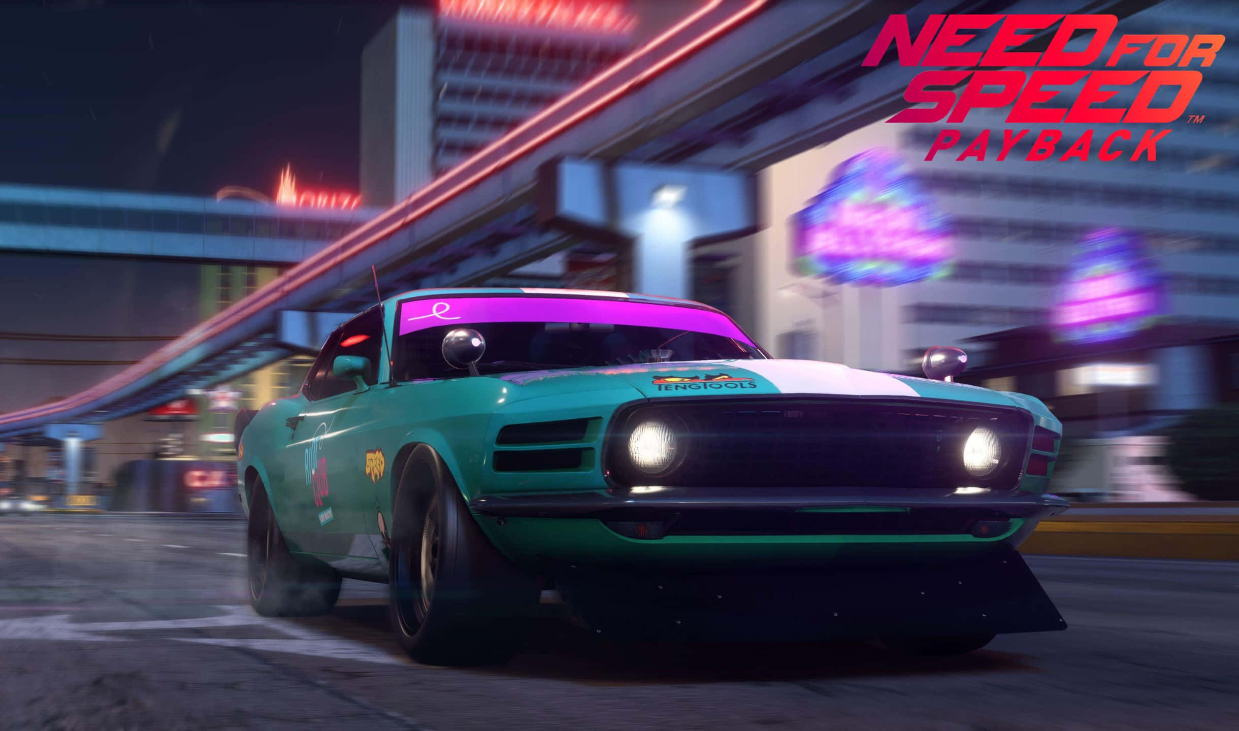 2440x1440 Need For Speed Payback 桌布 壁紙 — 一輛青綠色肌肉車在夜間穿過霓虹燈城市，帶有動態模糊和發光標誌。