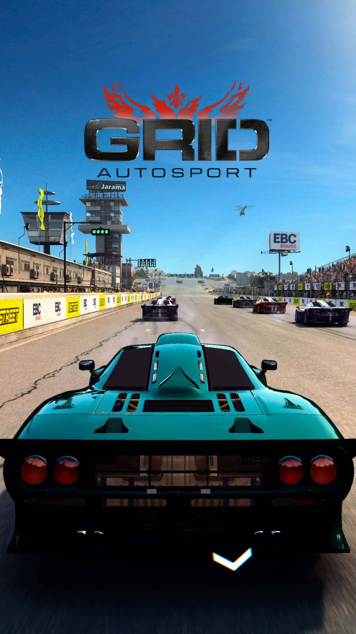 Android Grid Autosport 桌布 壁紙 — 一輛青綠色賽車在陽光明媚的賽道上疾馳，遠處有其他車輛和看台。